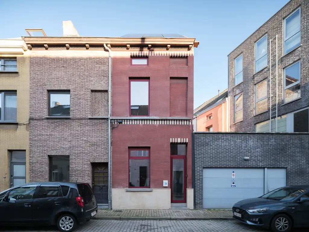 Architecturaal gerenoveerde, compacte woning met stadskoer naar de hand van ‘Hanne & Sam Architecten’ met 2 volwaardige slaapkamers op een boogscheut van Gent. foto 19
