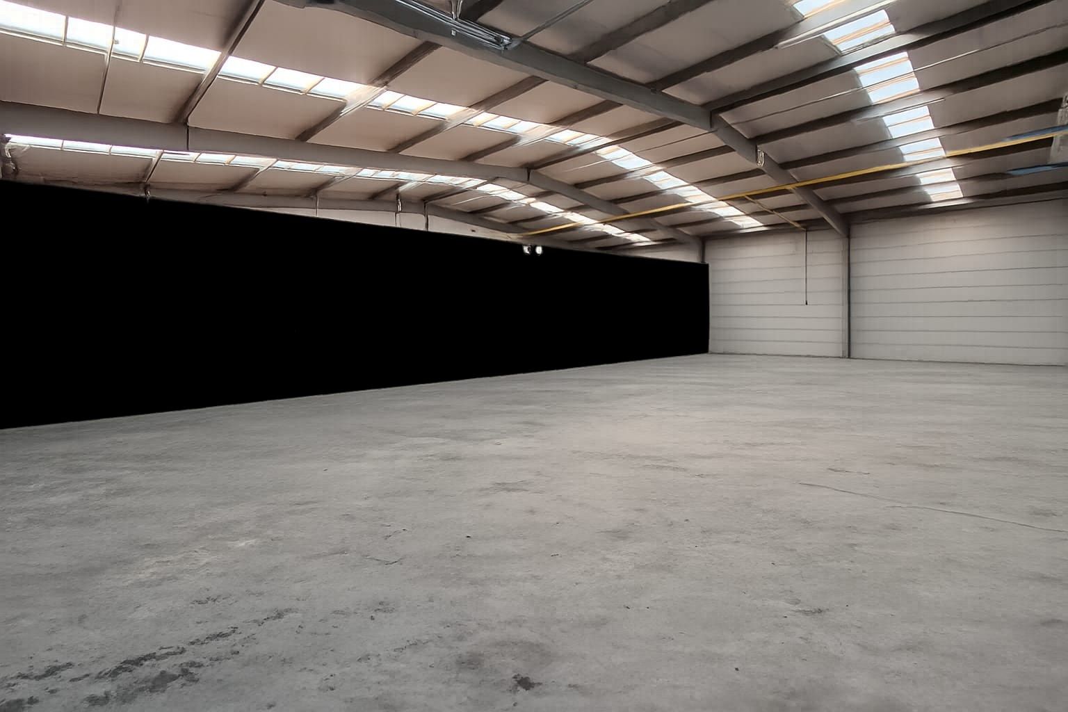 KWALITATIEVE LOODS VAN CA. 288 M² TE HUUR IN RUISELEDE foto {{pictureIndex}}