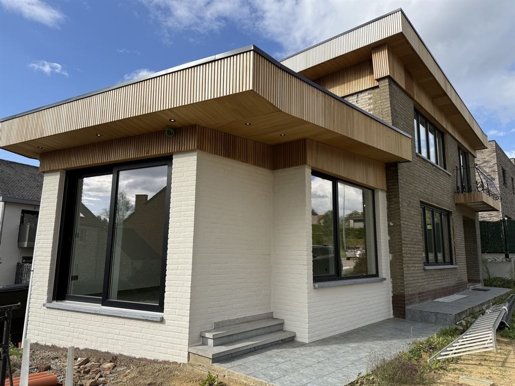 Ruime, vrijstaande woning  met 3 slaapkamers foto 2