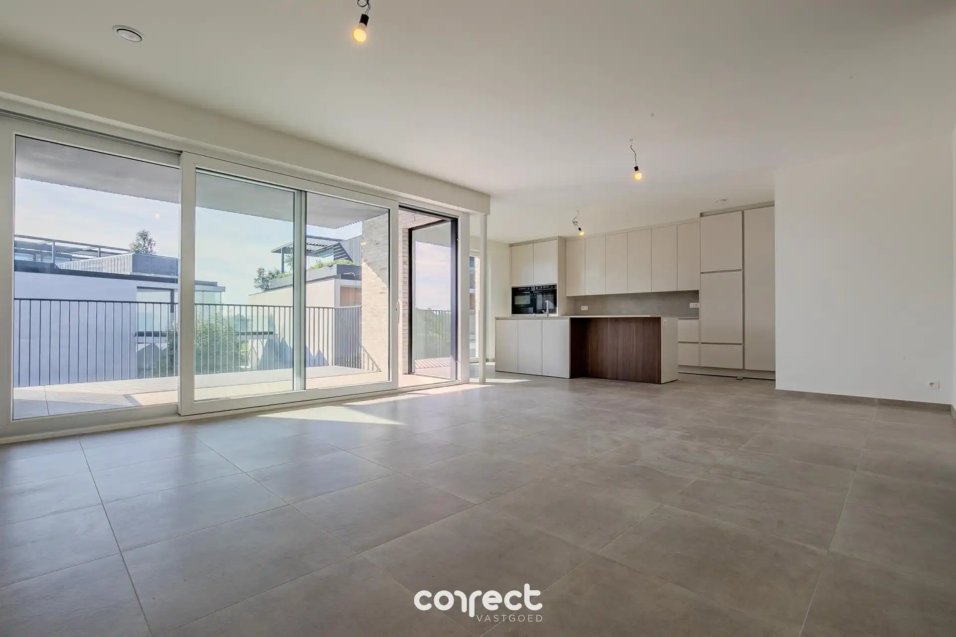 Volledig afgewerkt nieuwbouwappartement in centrum Zedelgem foto 2