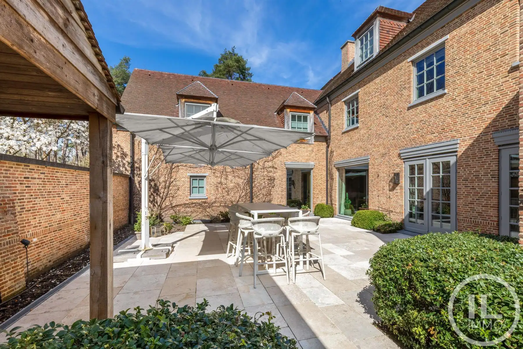 Schitterend domein van 7,7 ha met prachtige villa, zwembad, guesthouse, ruime schuur en uitgebreide paardenfaciliteiten. foto 12