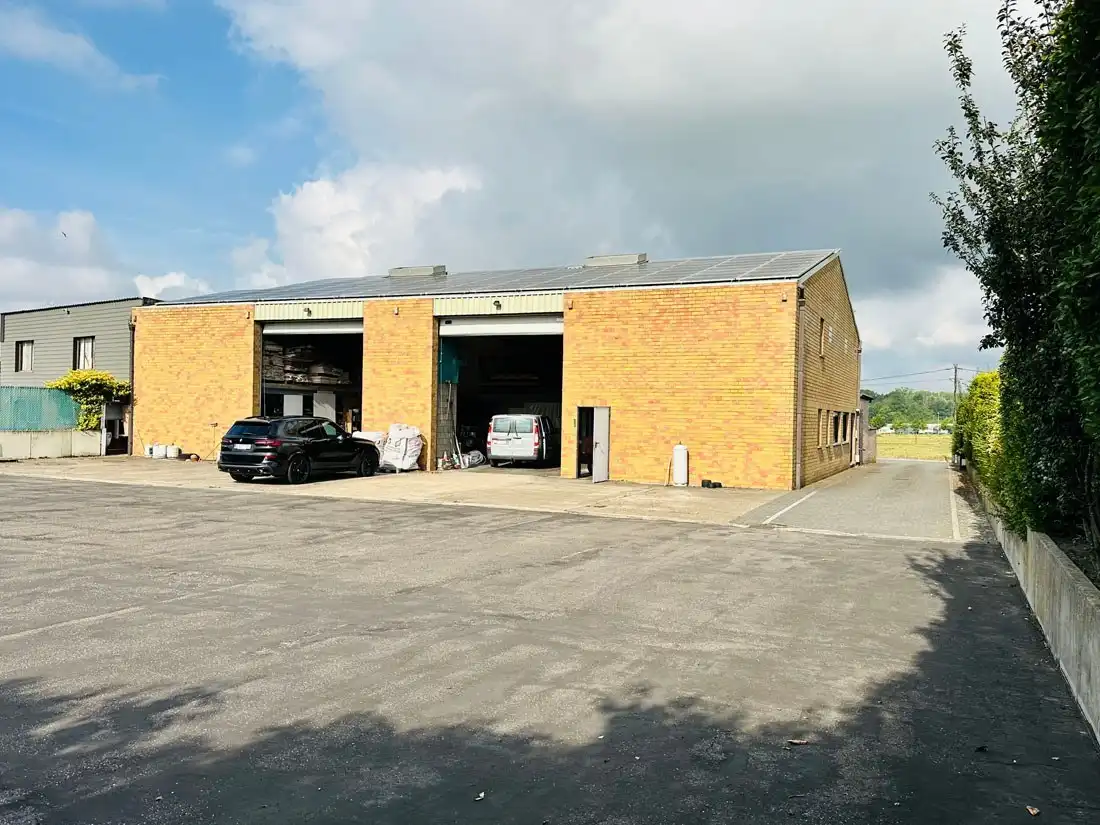 Ruim magazijn met kantoren met veel potentieel te Kuringen foto 2