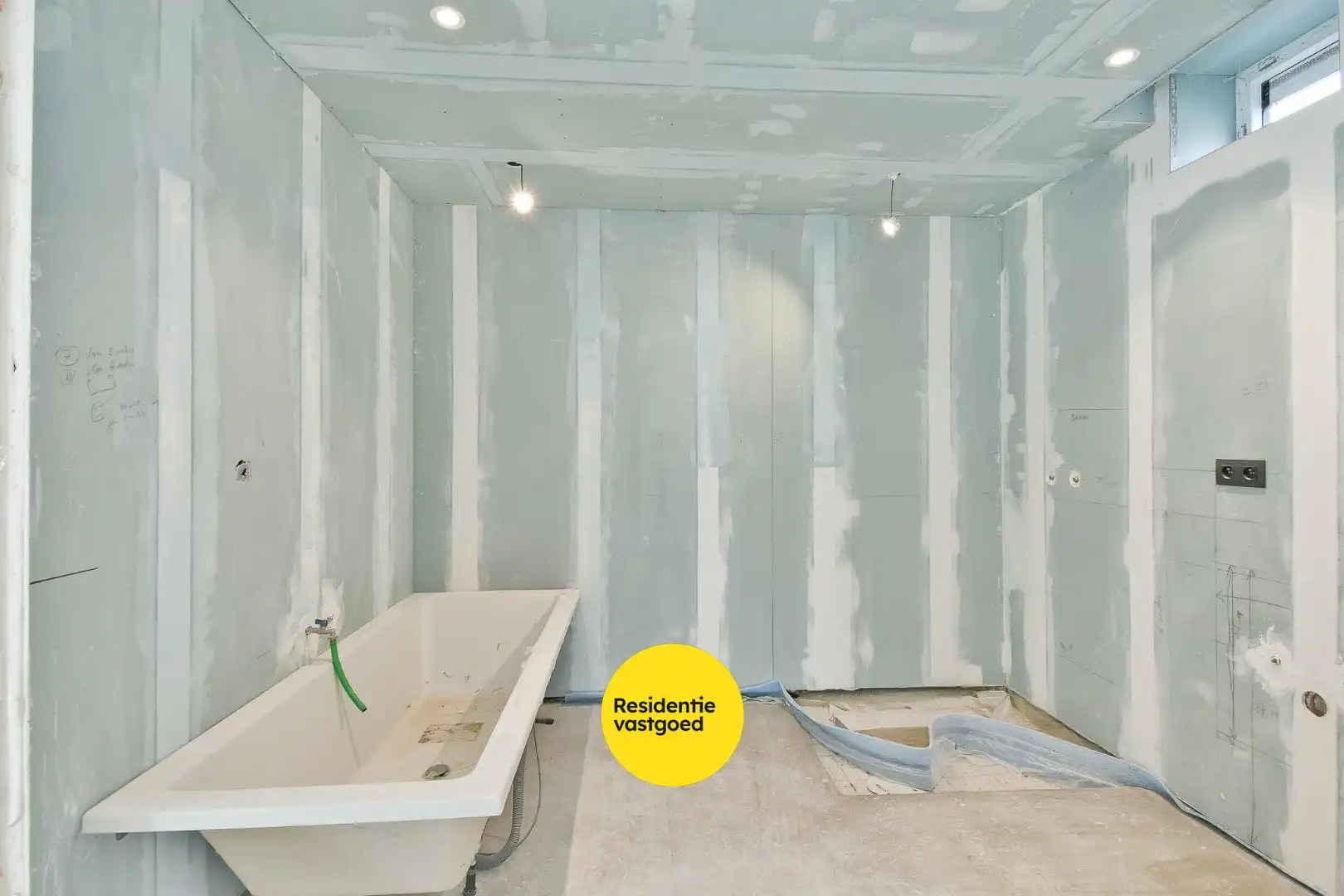 Woning met reeds aangevatte renovatie en veel potentieel foto 13