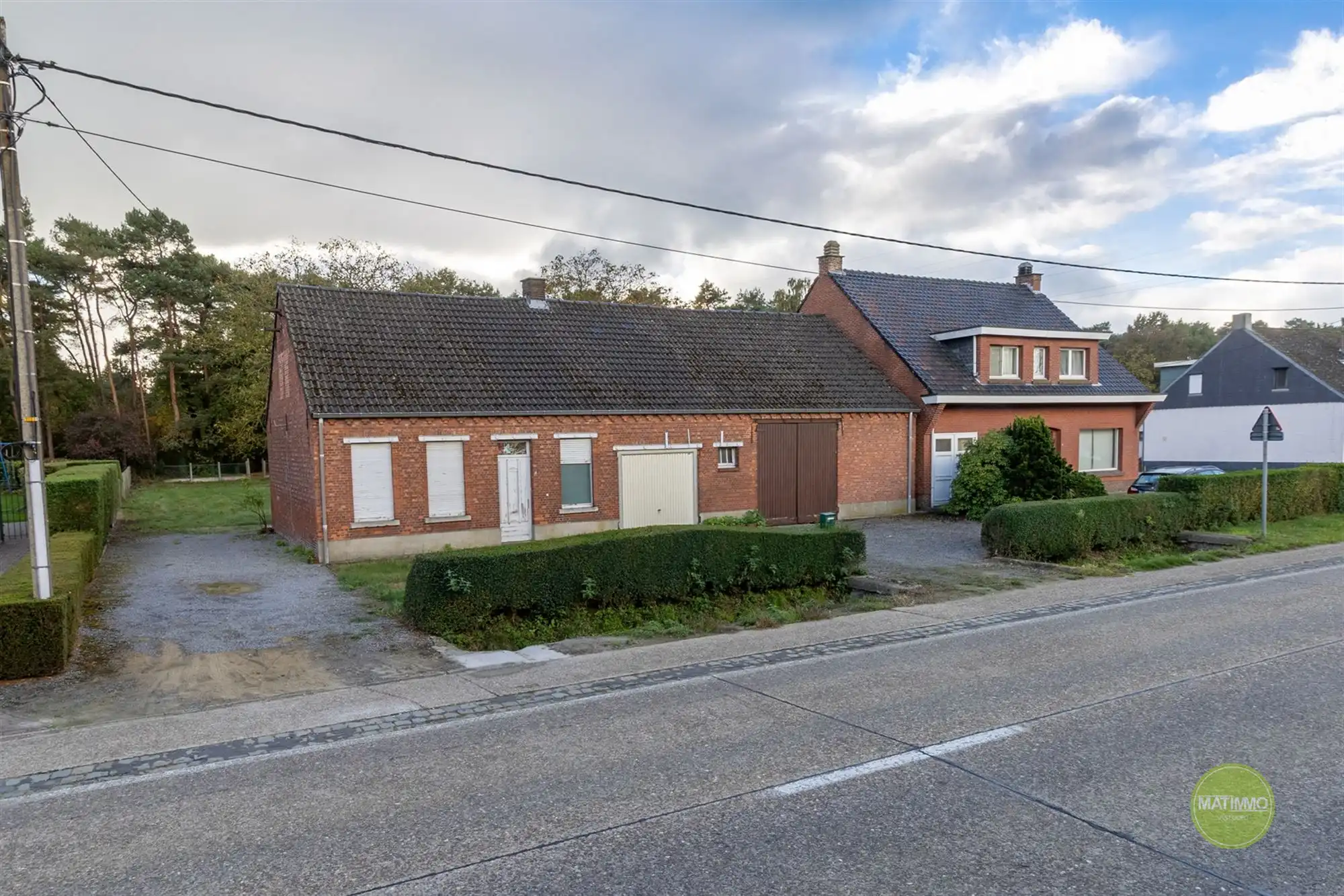 Hoofdfoto van de publicatie: Te renoveren langgevelhoeve met karakter in Balen