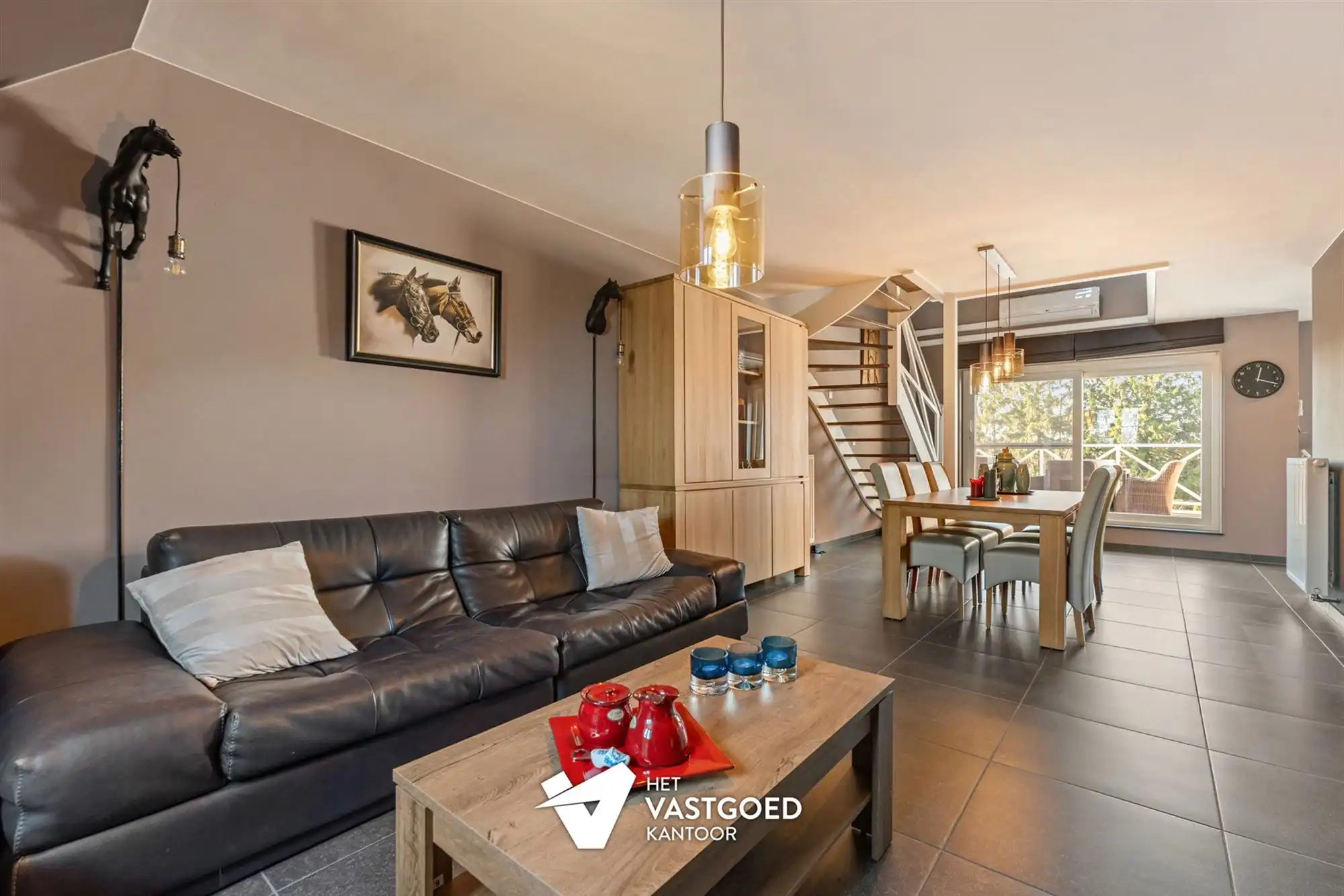 ZEER RUIM DUPLEX APPARTEMENT (158M²) MET 3 SLAAPKAMERS EN ONDERGRONDSE STAANPLAATS MET BERGING TE TESSENDERLO foto {{pictureIndex}}