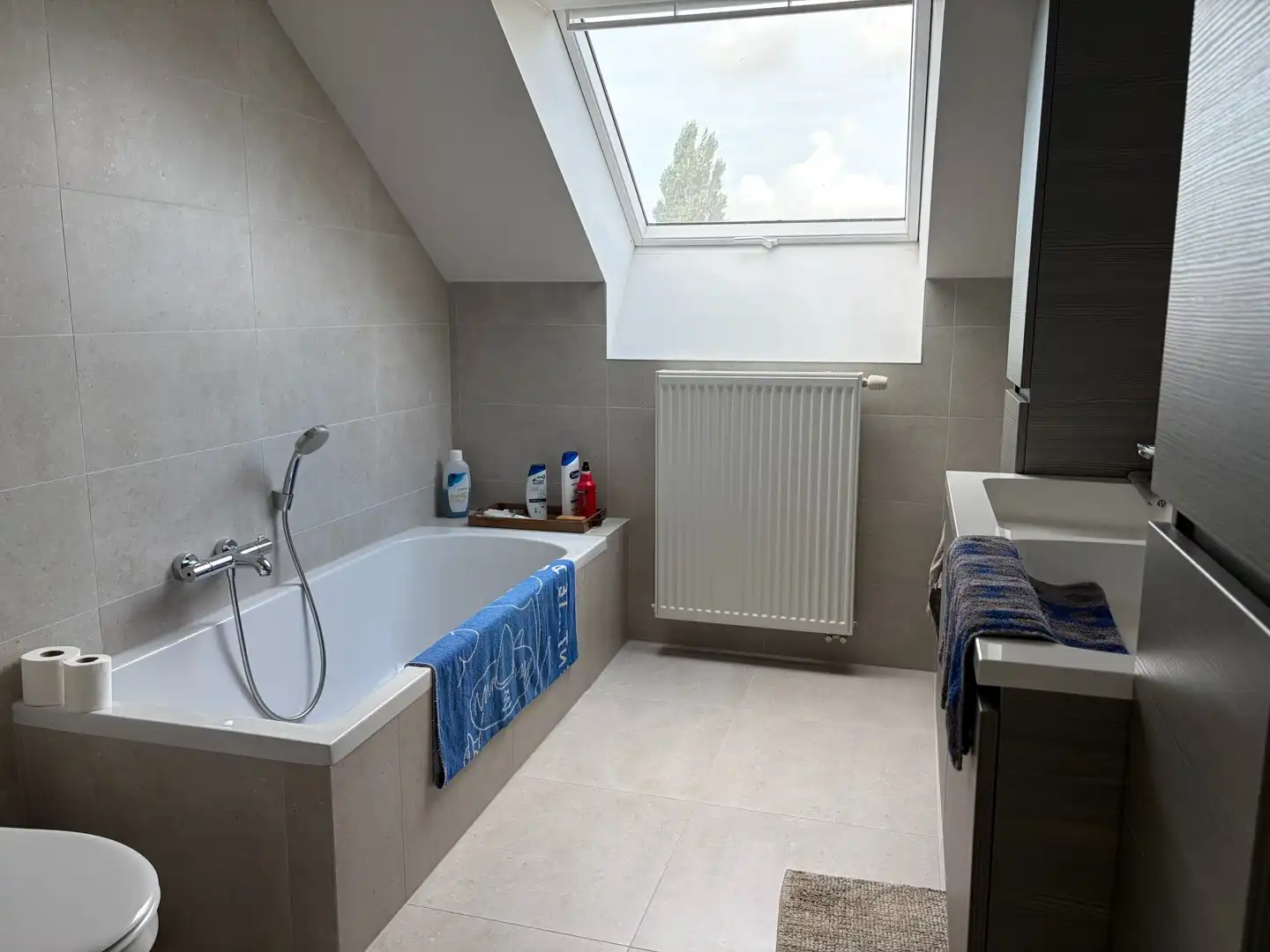 Halfopen woning met 3 slaapkamers, garage en grote tuin. foto 10