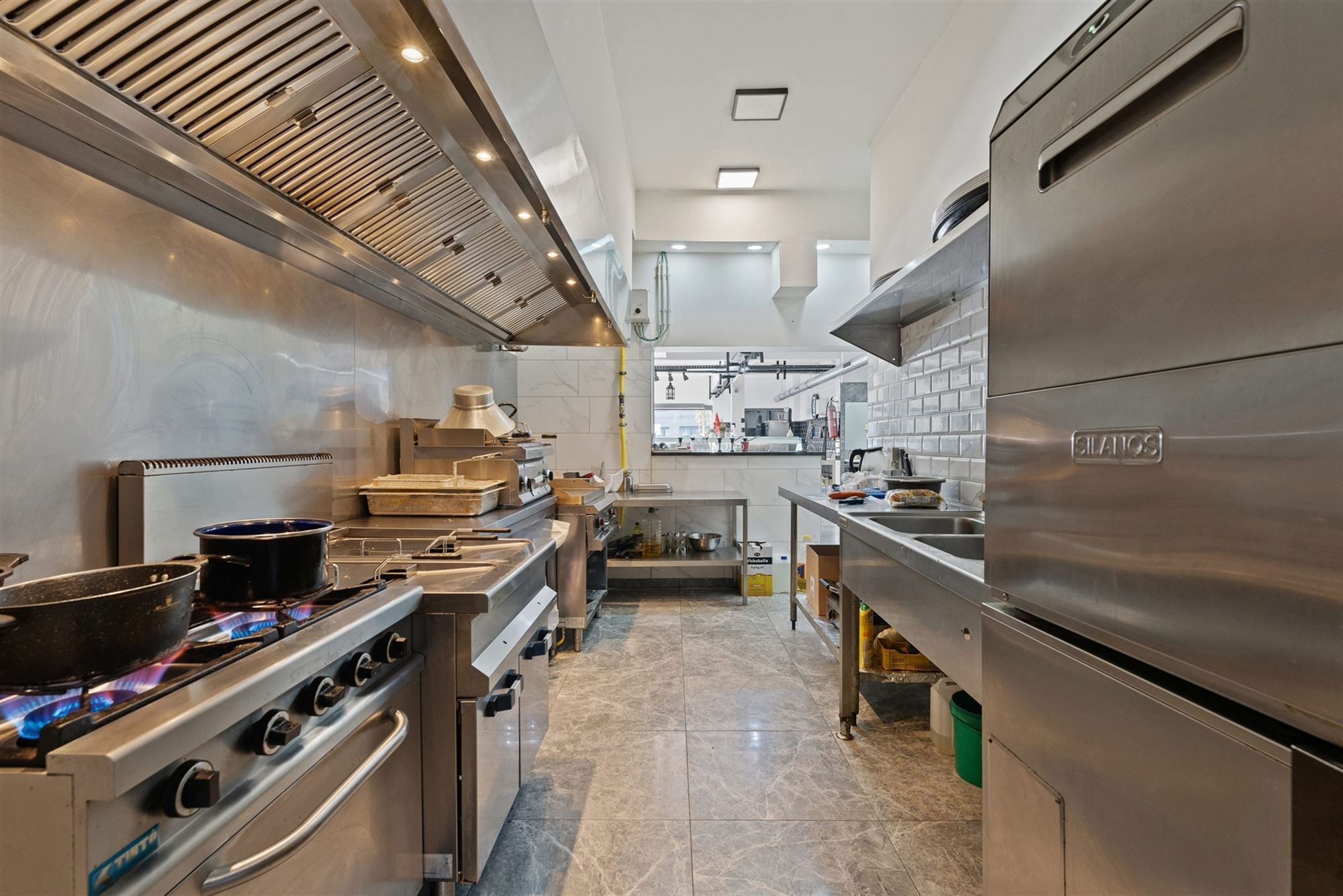 GERENOVEERD (2021) HANDELSPAND VAN 206 m2 MET EEN TE RENOVEREN BOVENLIGGEND APPARTEMENT (124 m2) MET 2 SLAAPKAMERS GELEGEN TE BERINGEN foto 7