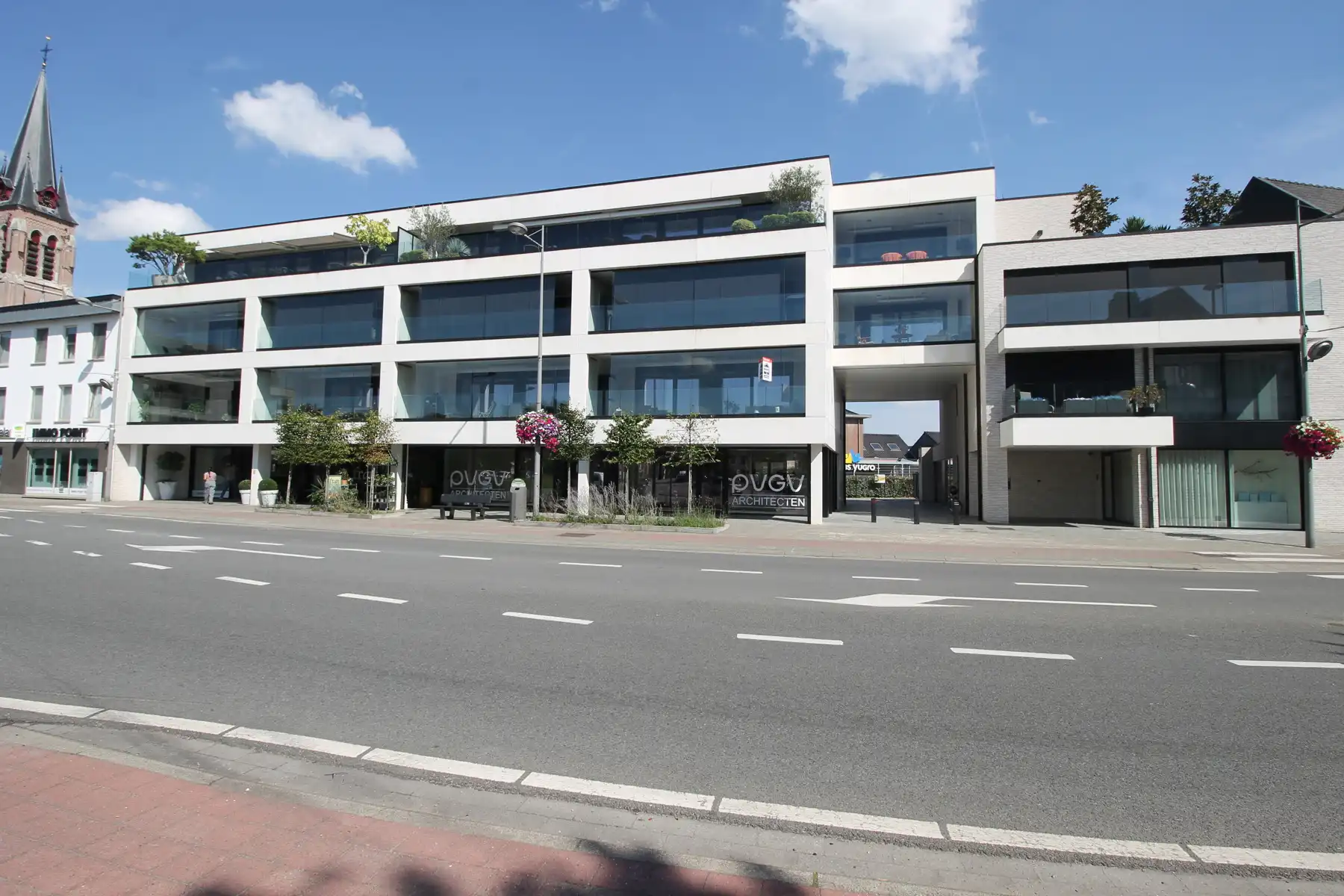 Ruim appartement van 122 m² met 2 slaapkamers, 2 terrassen, autostaanplaats en kelderberging. foto {{pictureIndex}}
