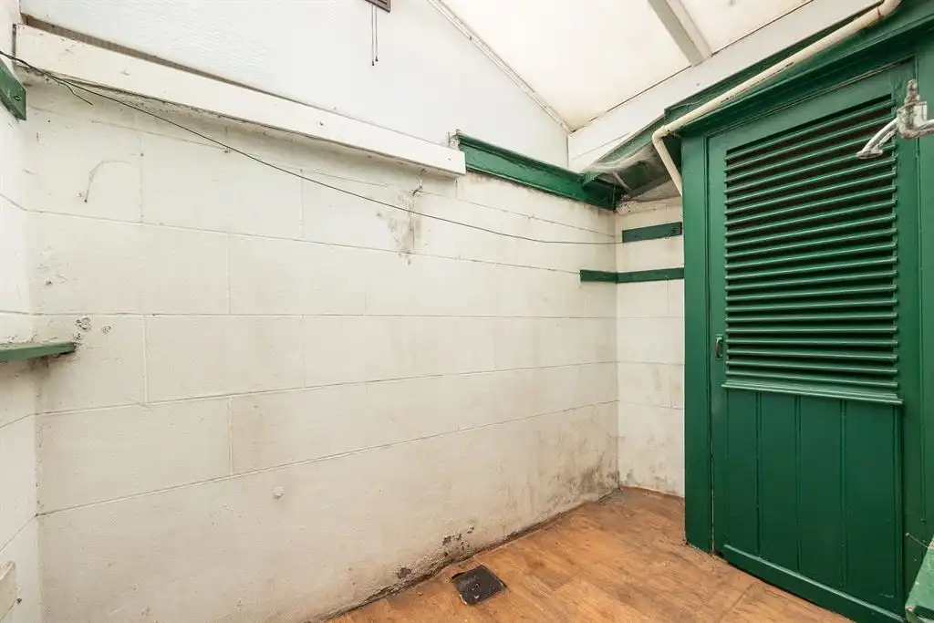 Te renoveren woning met authentieke elementen foto 7