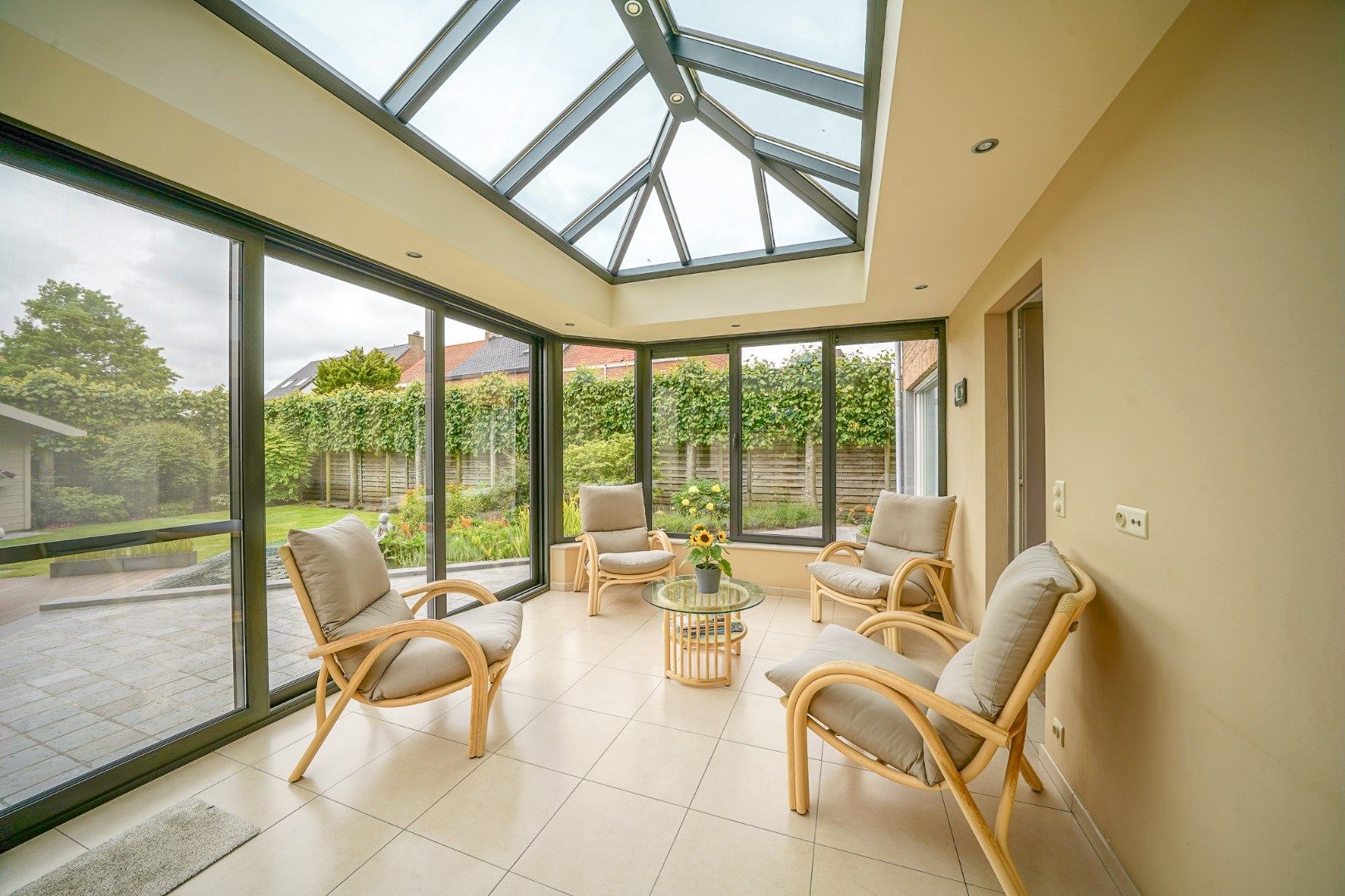 Instapklare, uitstekend onderhouden woning in hartje Oudenburg. foto 11