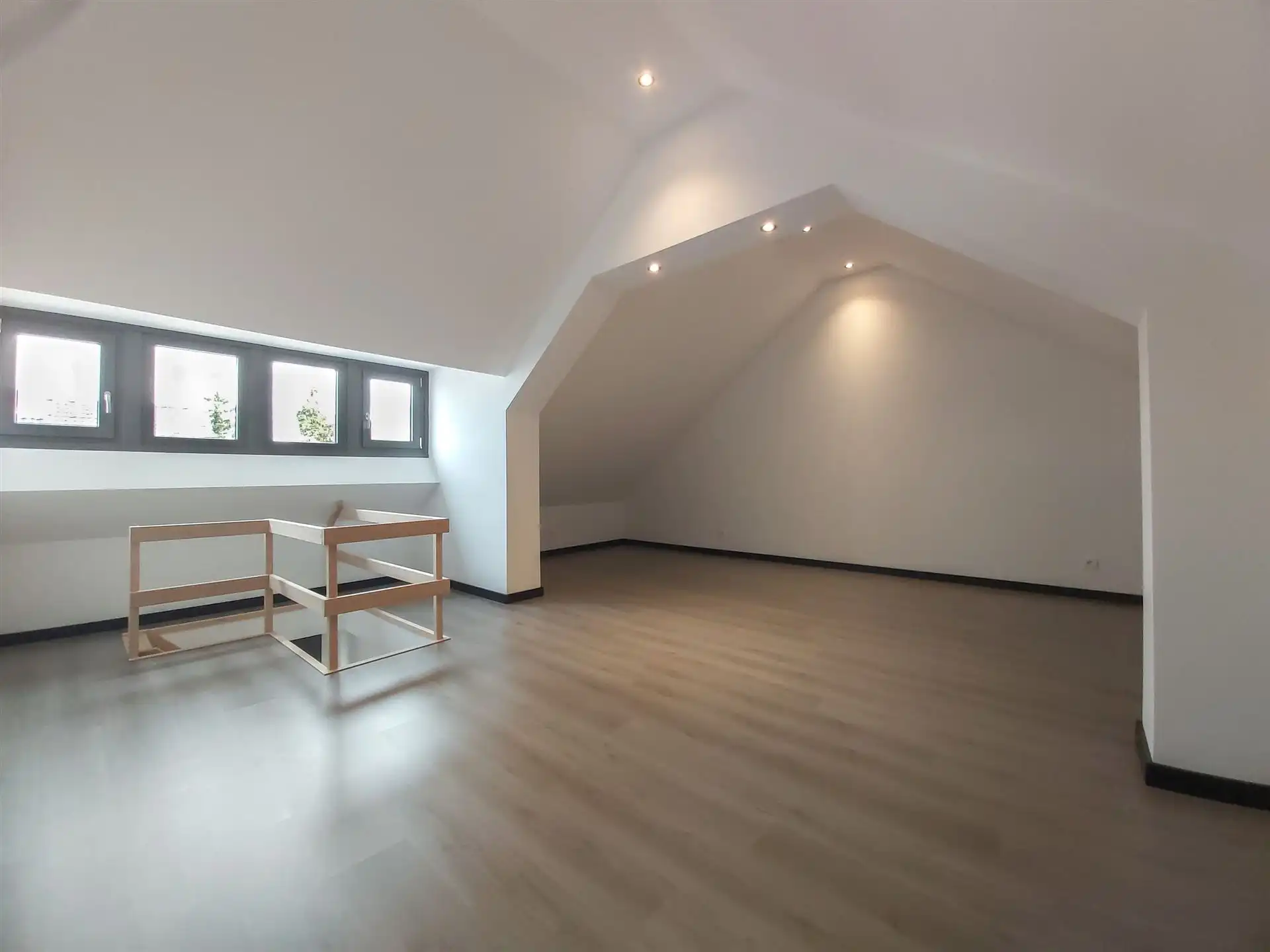 Instapklare gezinswoning met apart bijgebouw met eigen voorzieningen, 4 slaapkamers en inpandige garage op ruim perceel in hartje Maasmechelen! foto 17