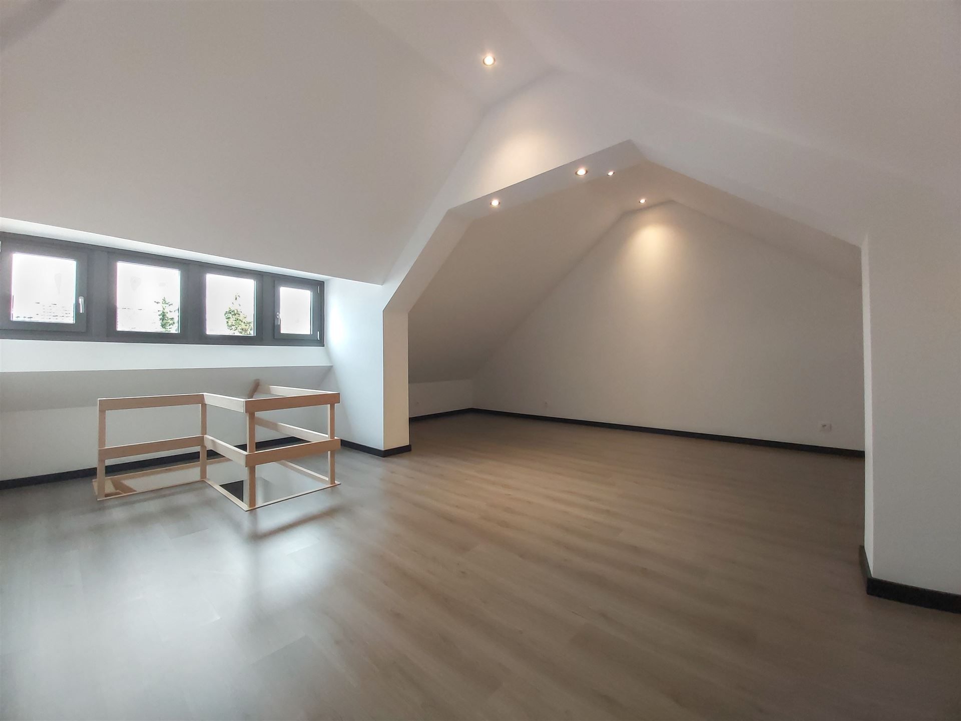Instapklare gezinswoning met aparte woonunit, 4 slaapkamers en inpandige garage op ruim perceel in hartje Maasmechelen! foto 17