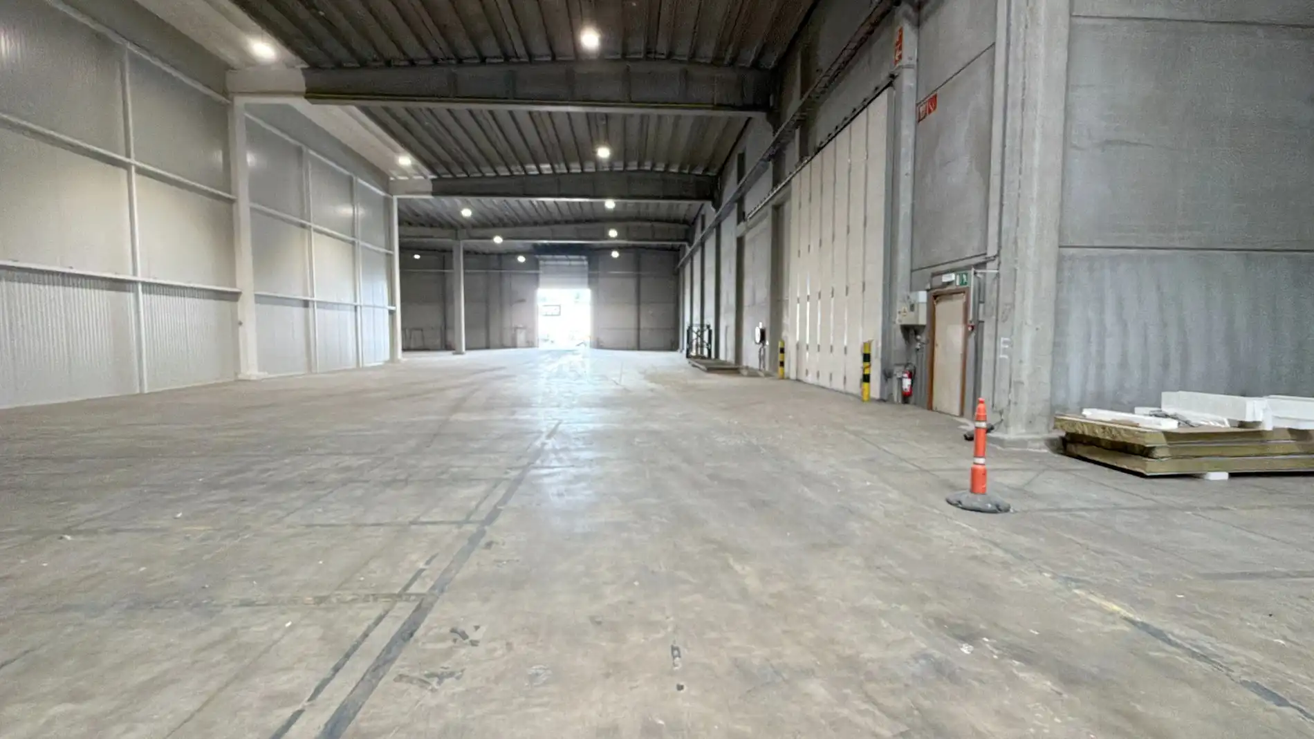 Magazijn met laadkade en nieuwbouw kantoren te huur in haven van Antwerpen foto 10