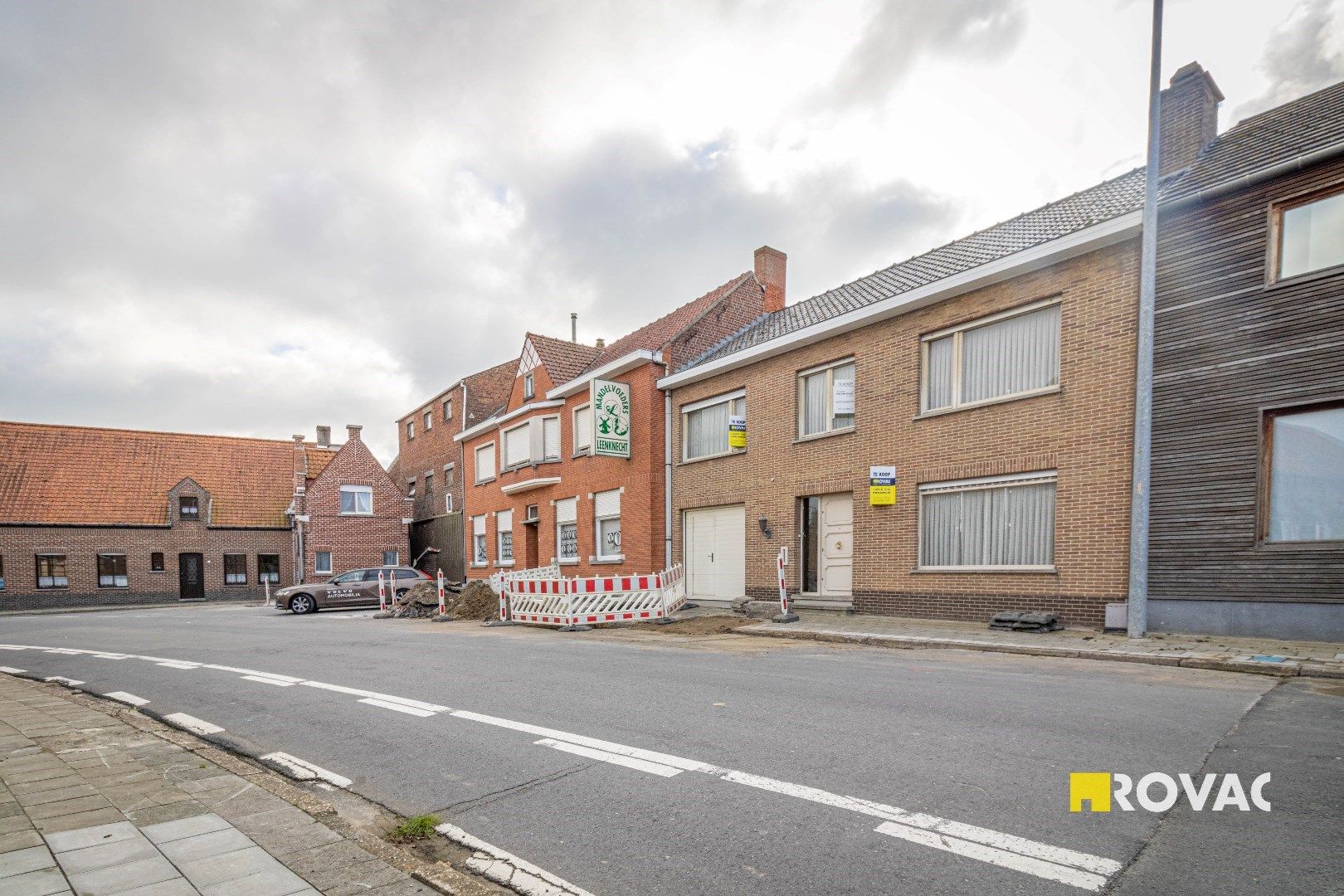 Statige en zeer ruime woning met 6 kamers en uitweg foto {{pictureIndex}}