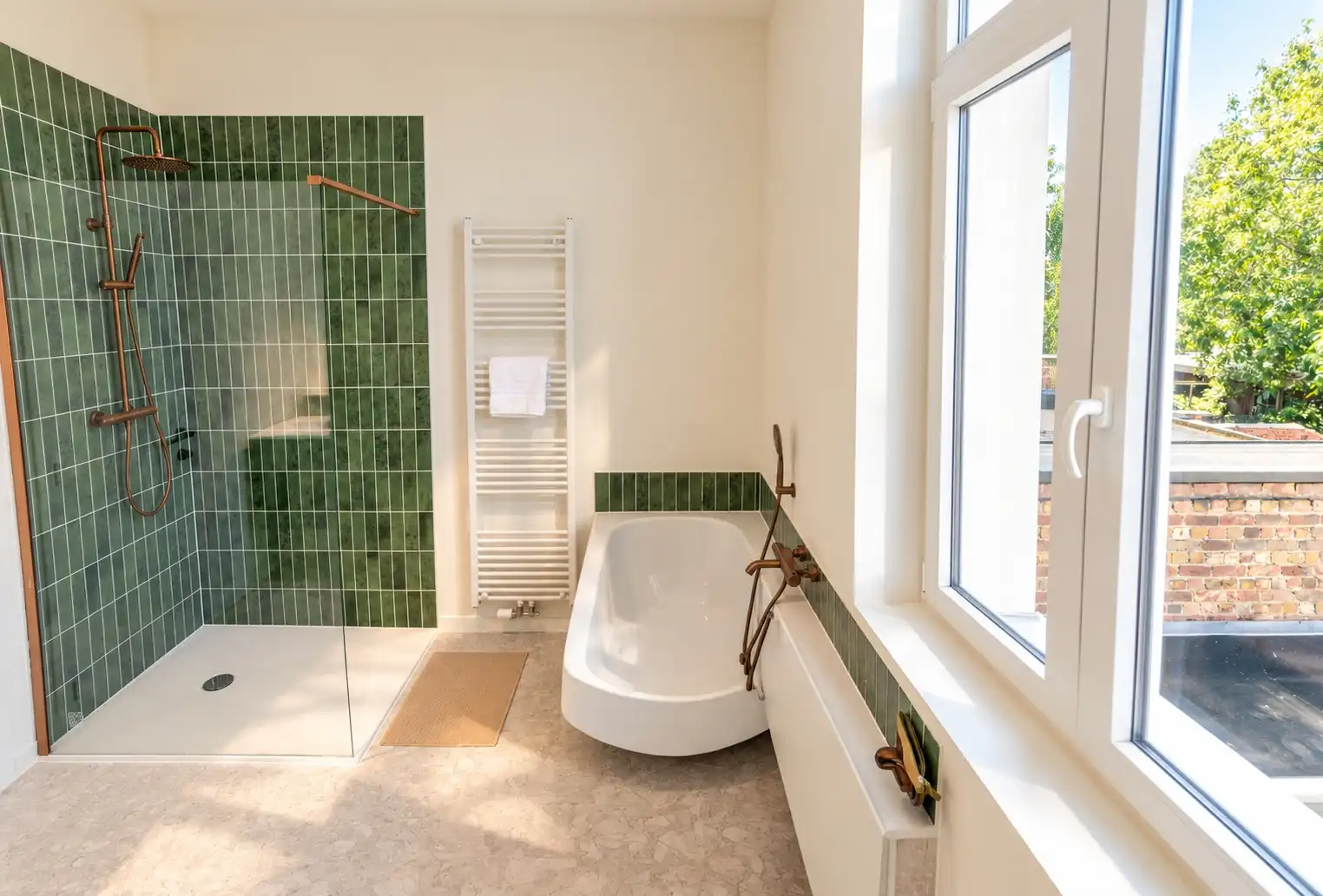Lichtrijke gerenoveerde woning foto 16
