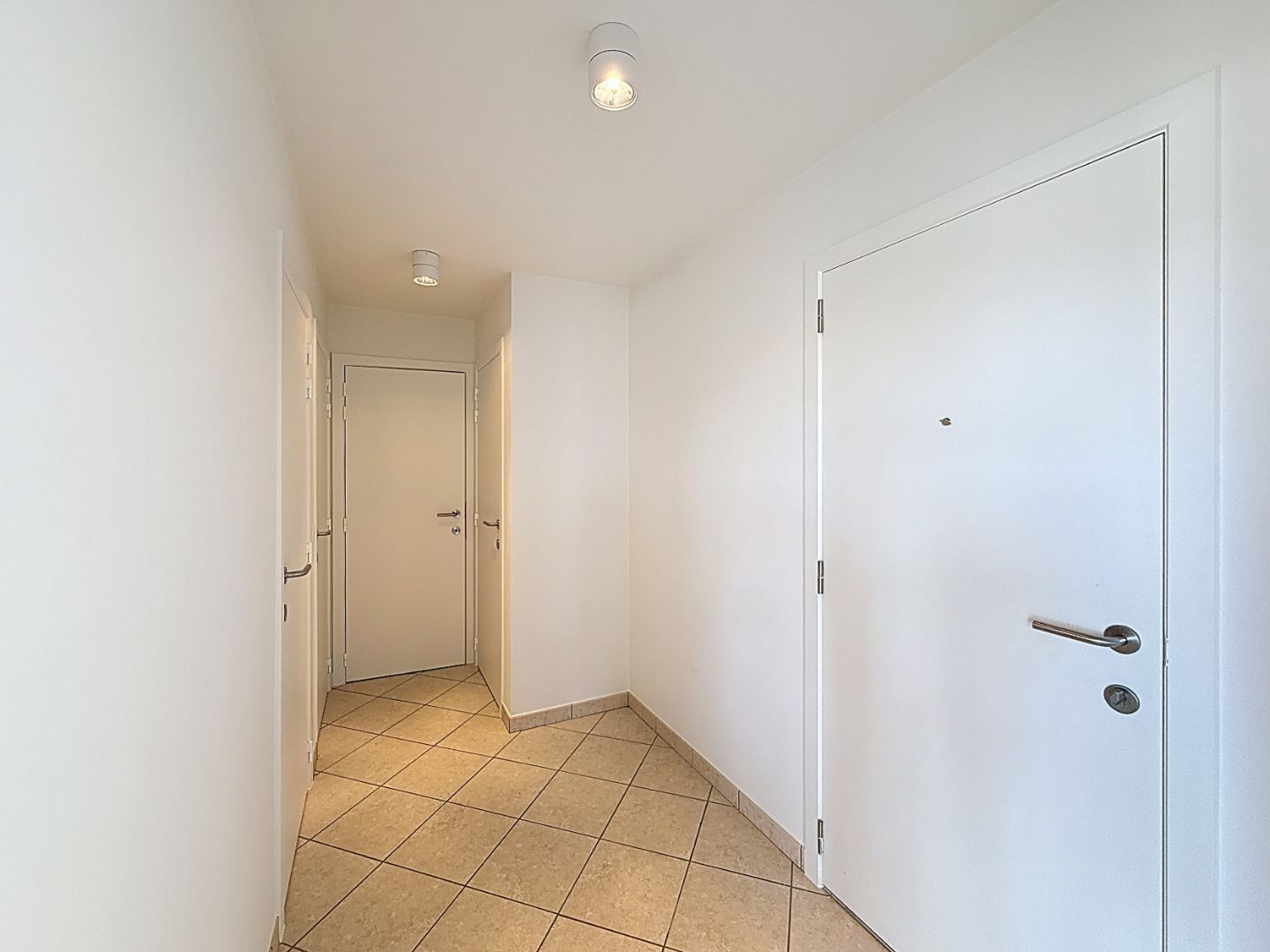 Ruim twee-slaapkamerappartement met uitzicht op zee en de Sint-Bernarduskerk foto 12