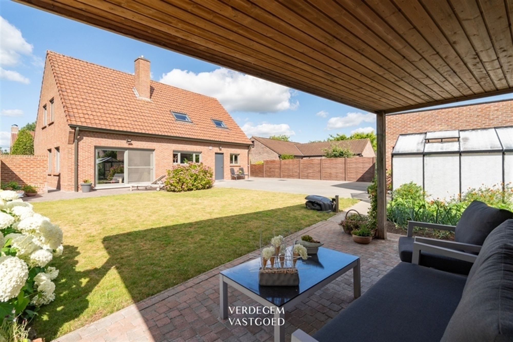 Prachtige villawoning in landelijke stijl met 3 slaapkamers, 3 garages en geniettuin foto 22