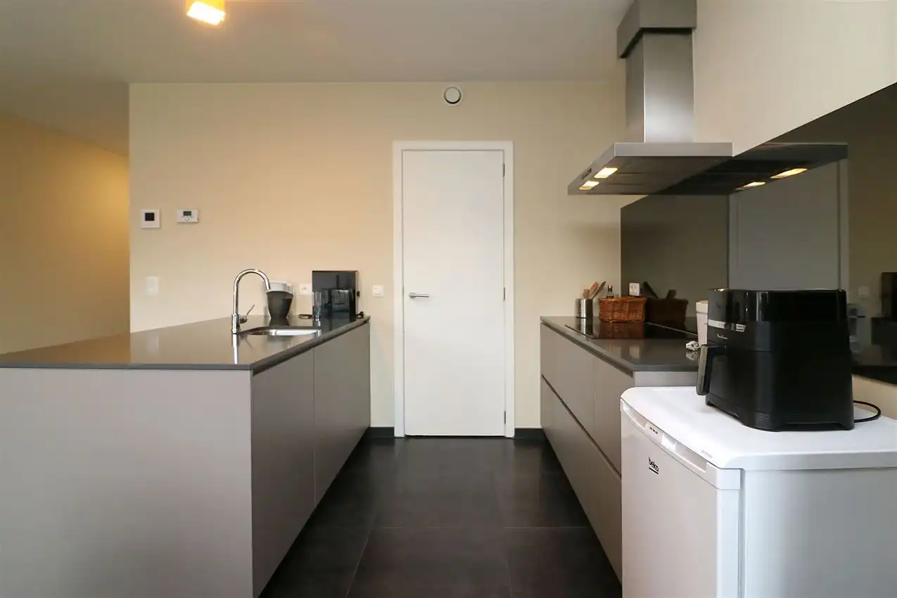 App. met 2 slpk., terras en autostaanplaats, rustig gelegen foto 8