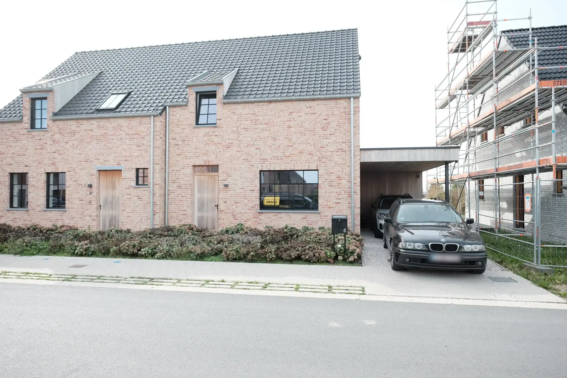 Energiezuinige halfopen BEN-woning met 3 slaapkamers, tuin en carport in Hooglede foto {{pictureIndex}}