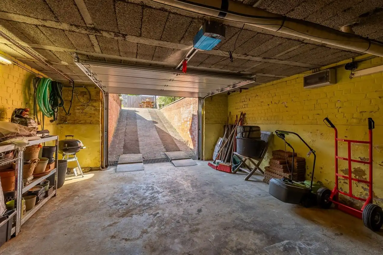 Ruime retrowoning met EPC C,  zuidtuin en achterliggende toegang. foto 26