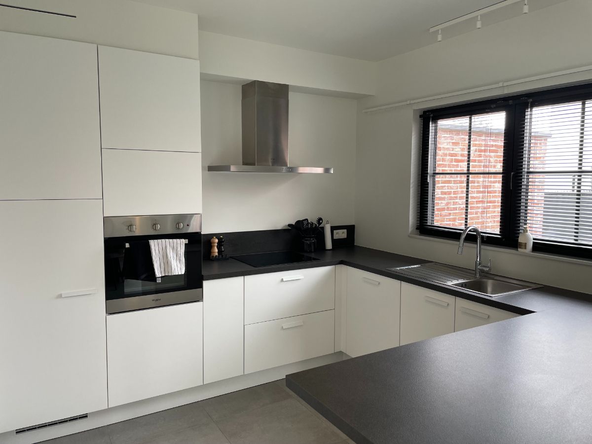 Drie slaapkamer EENGEZINSWONING met garage & tuin foto 16