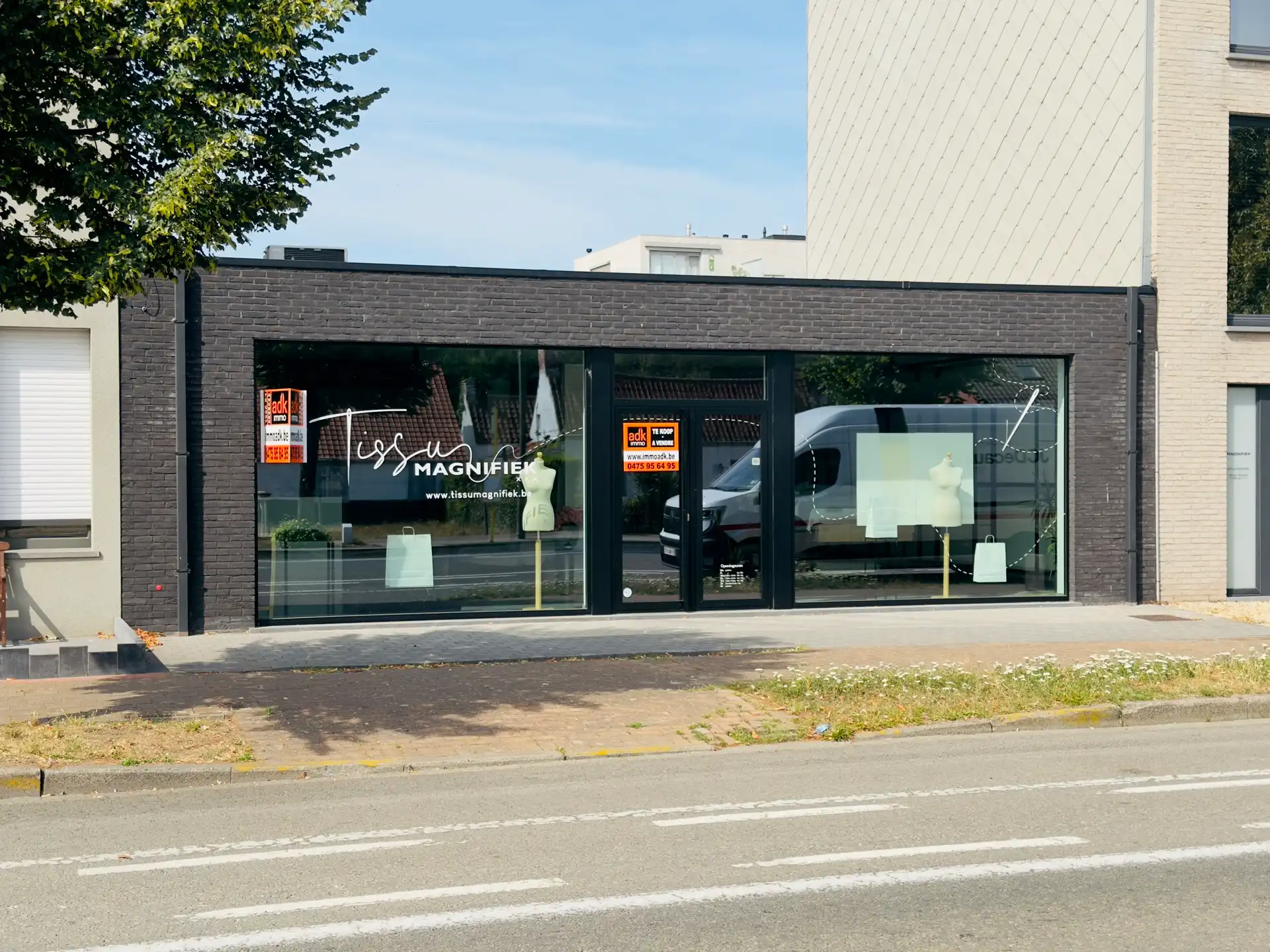 Exclusief nieuw handelspand op groot perceel en ruime private parking achteraan– Veurnestraat 161, 8660 De Panne foto {{pictureIndex}}