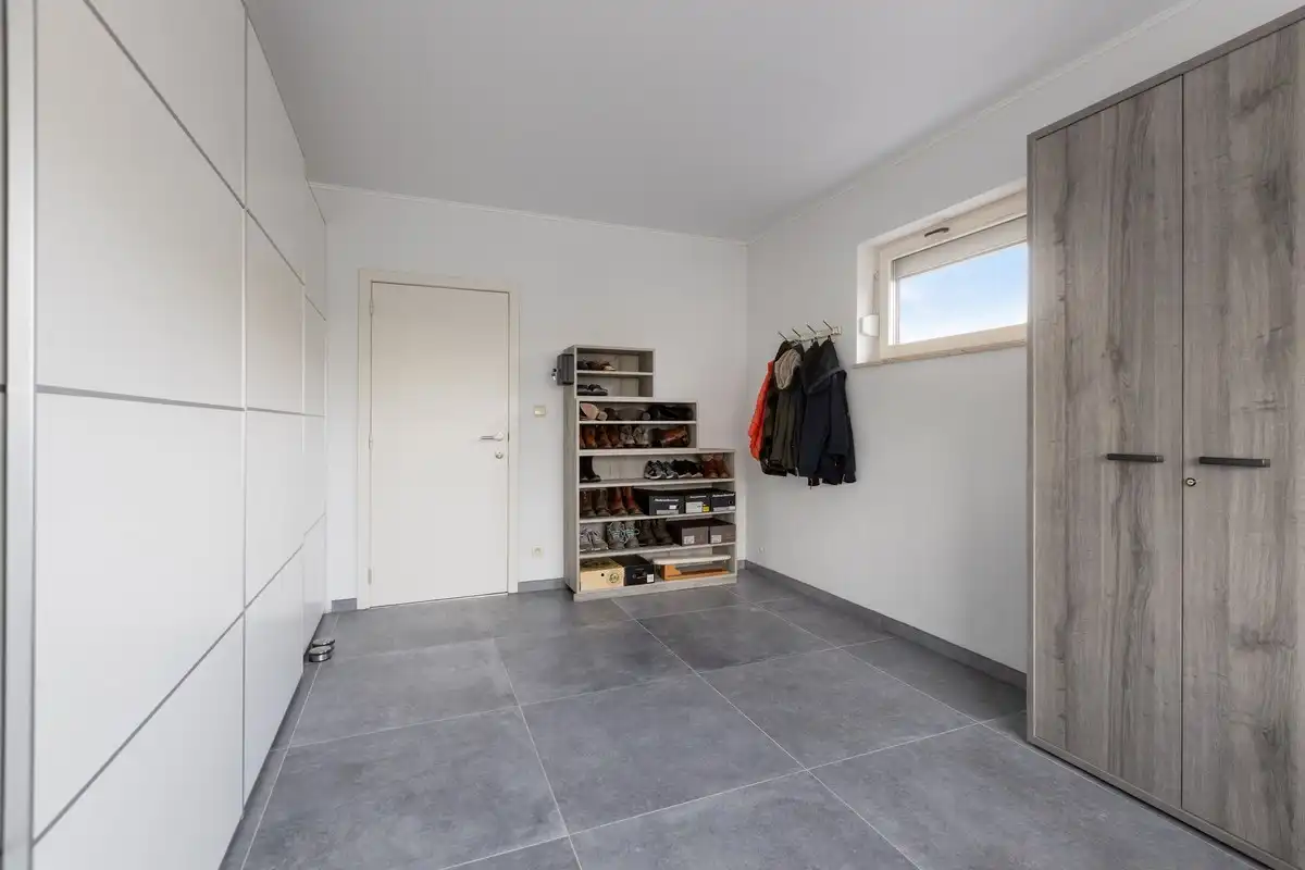 Instapklare villa met 3 slaapkamers, grote bureelkamer en garages foto 21