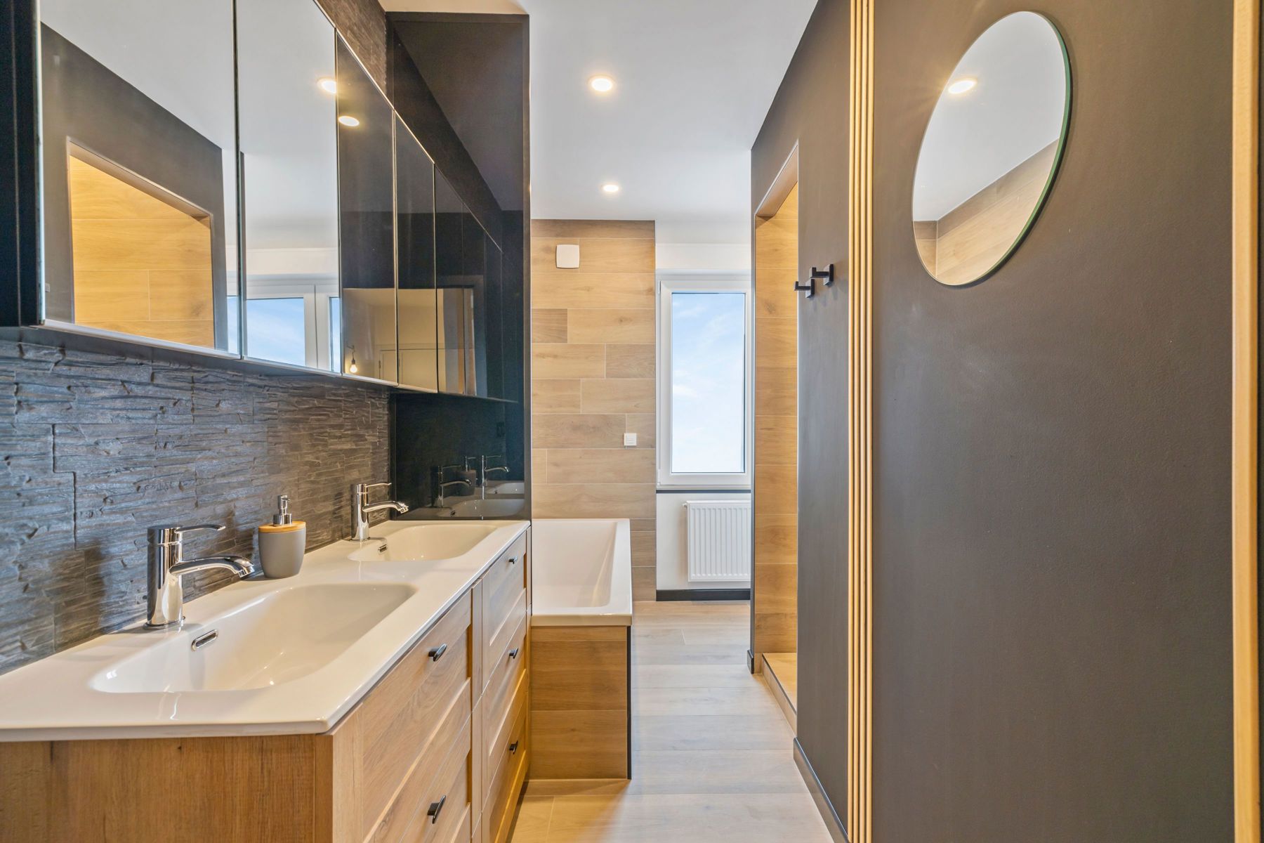 Charmante gerenoveerde woning met ruime garage & magazijn foto 12