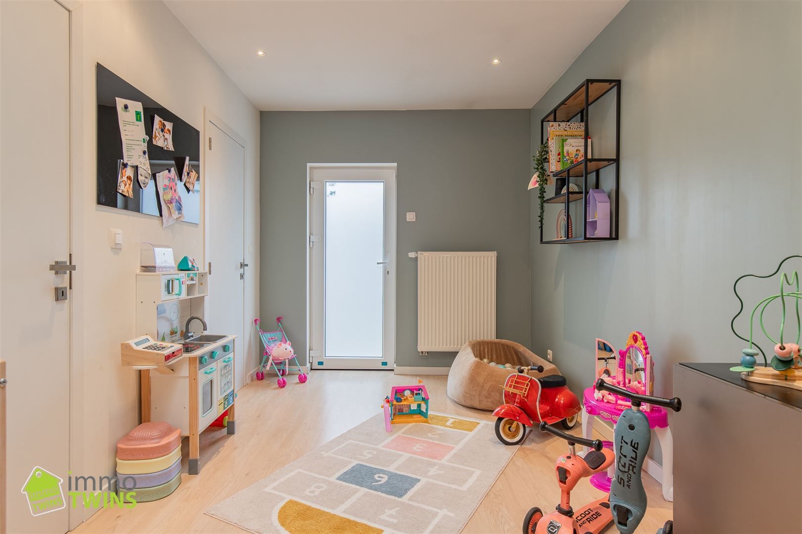 In een rustige maar toch centraal gelegen straat ontdekken we deze volledig instapklare, verrassend ruime en bijzonder energiezuinige woning foto 7