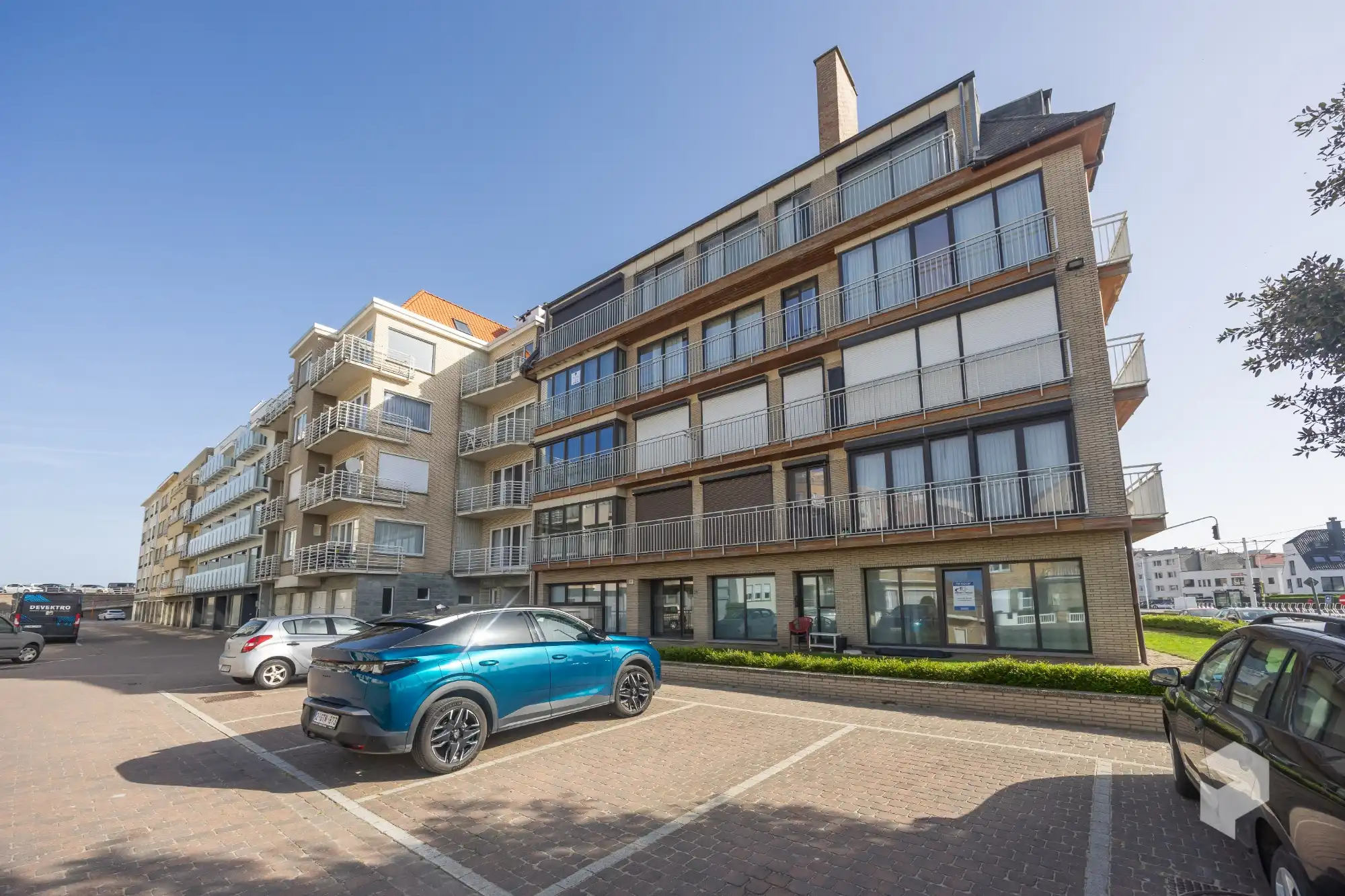 Goed gelegen ruim vernieuwd 2 slaapkamer appartement met terras en grote berging. foto 29