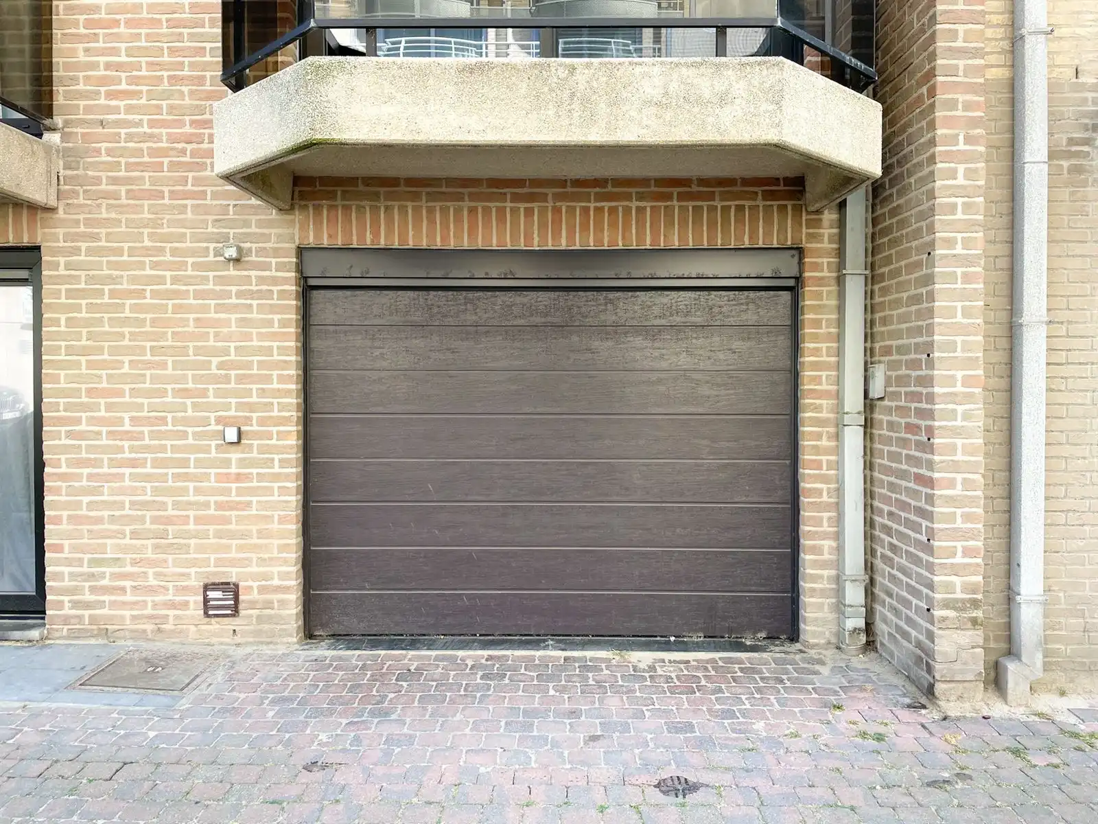 Vlot toegankelijke garagebox vlakbij zeedijk en strand foto 2