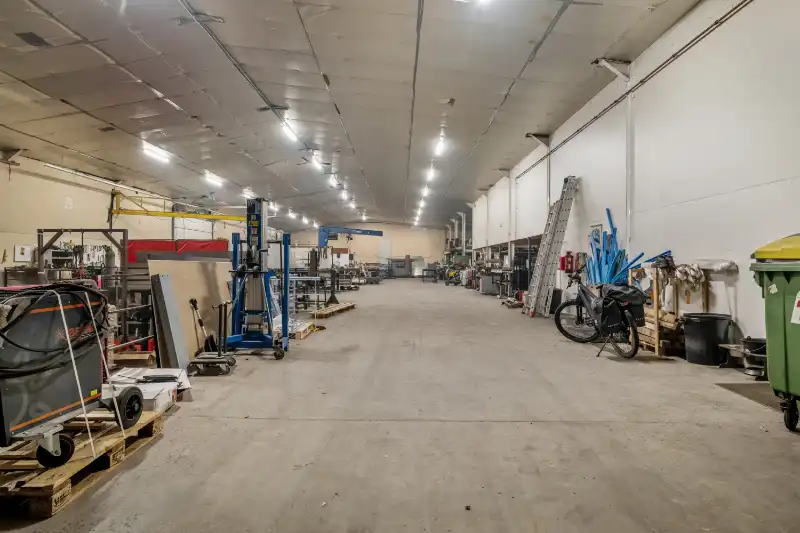 Oostnieuwkerke. Bedrijfsgebouw van 965m2 met overkapping, recente kantoren, parking en koer... Gelegen in een ambachtelijke zone op een perceel van +/- 3465m2. foto 15