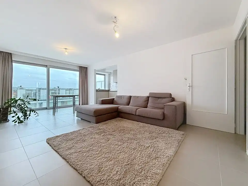 Volledig gerenoveerd, energiezuinig appartement met garage op de 5de verdieping foto {{pictureIndex}}