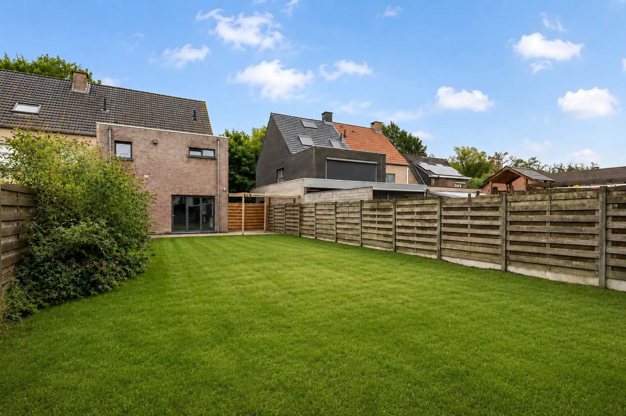Ruime en lichtrijke gezinswoning met 3 slaapkamers, dressing bureau en aangename tuin foto 24