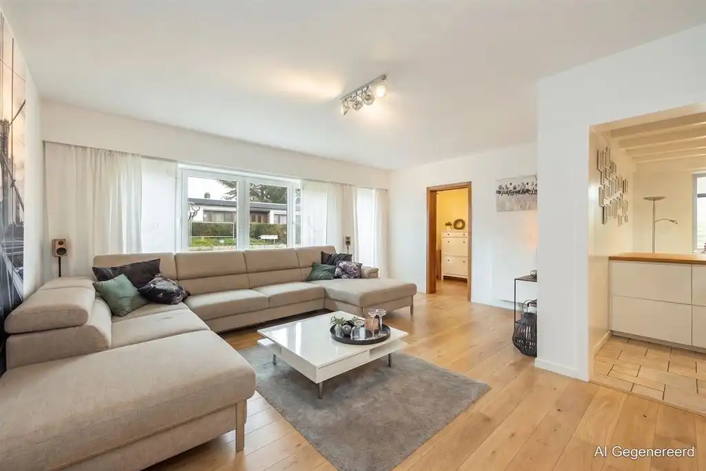 Woning met grote tuin op centrale locatie foto 4