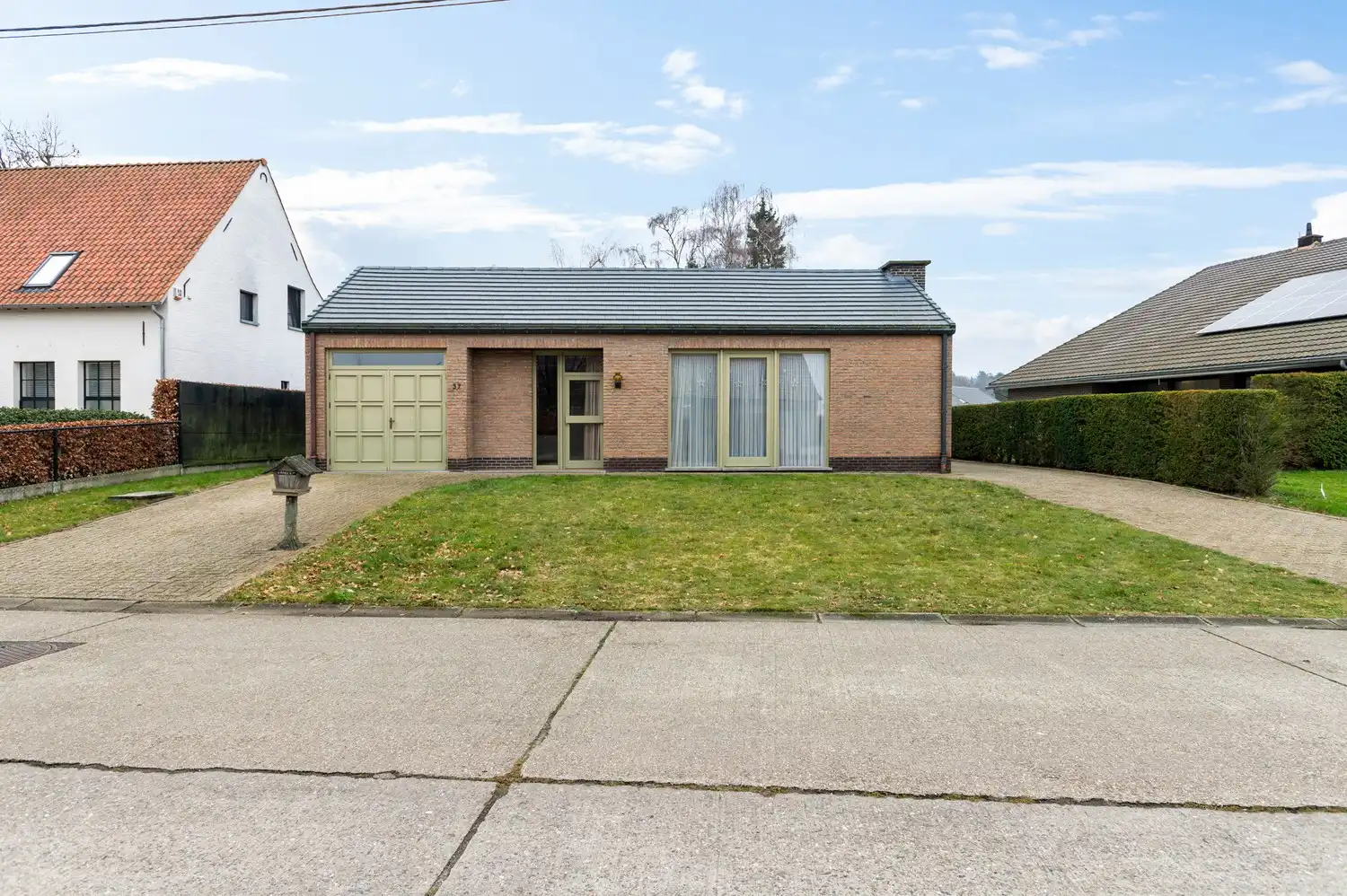 Vrijstaande laagbouw met 2 garages in rustige wijk te Zoersel! foto {{pictureIndex}}