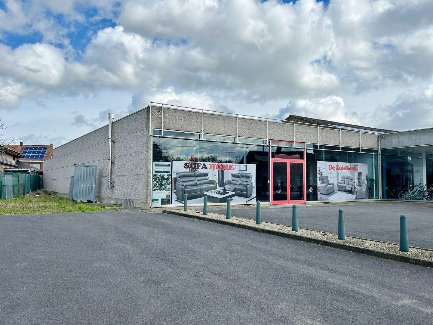Showroom langs drukke weg tussen Ieper en Veurne foto 3