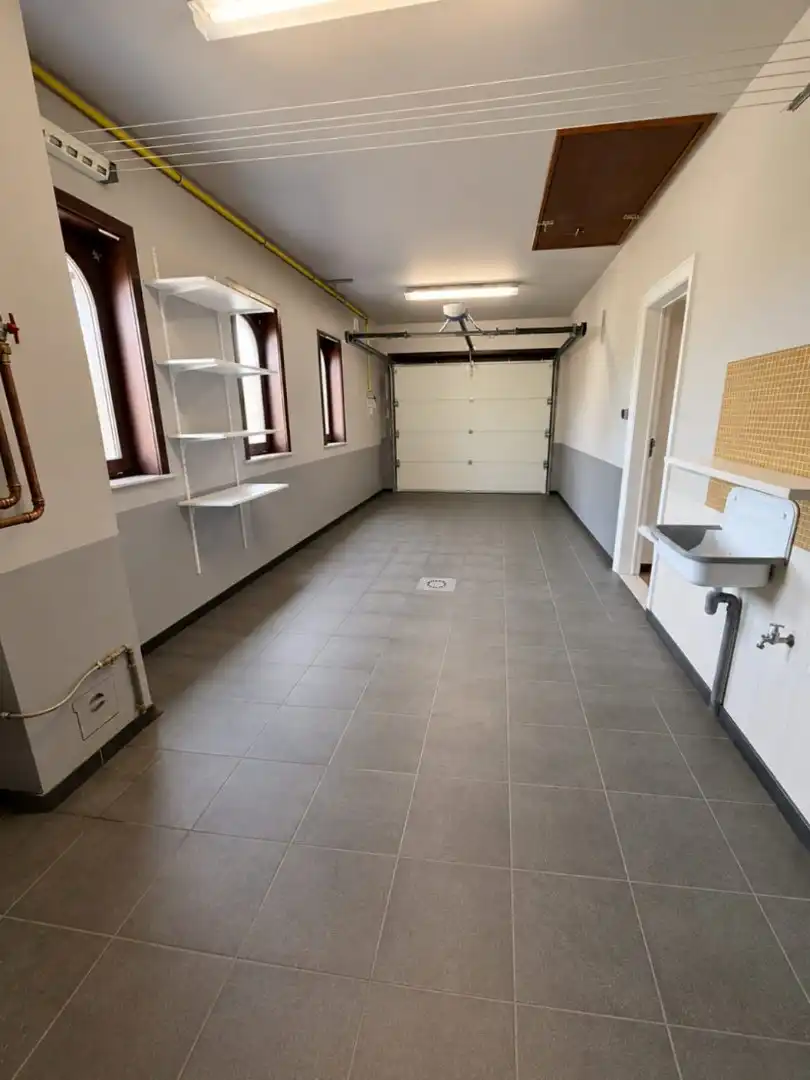 CHARMANTE, INSTAPKLARE GEZINSWONING MET GARAGE EN TUIN foto 12