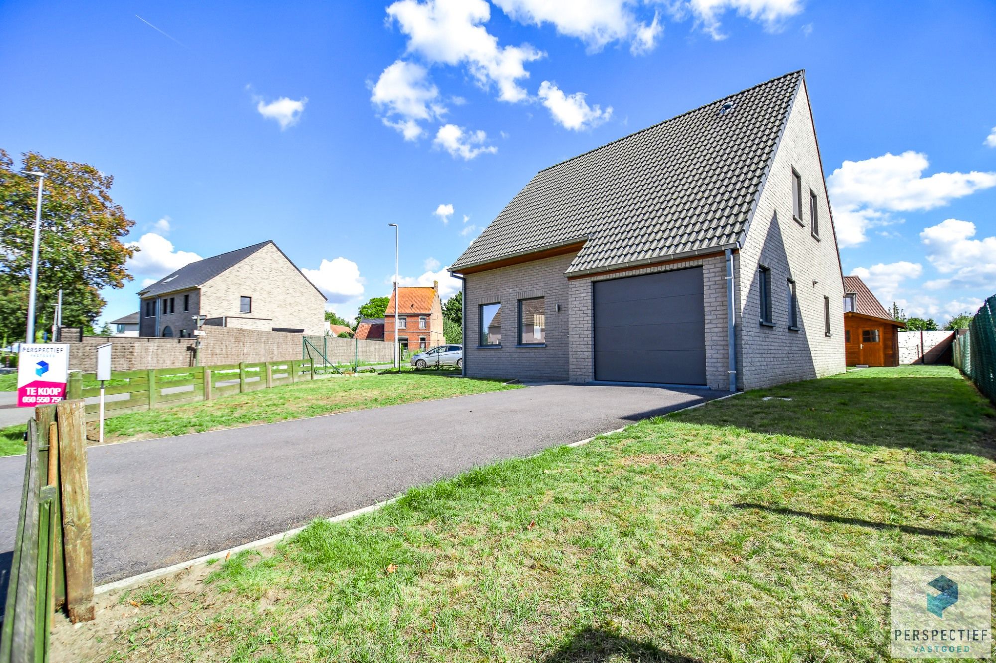 Recente woning (2015) met tuin, garage in een rustige omgeving te Sint-Joris foto {{pictureIndex}}