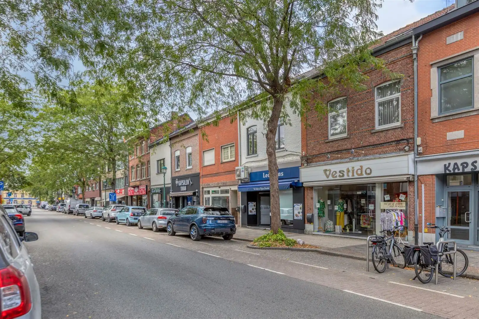 TE KOOP: Handelshuis met ruime woonst in het centrum van Leopoldsburg! foto 2