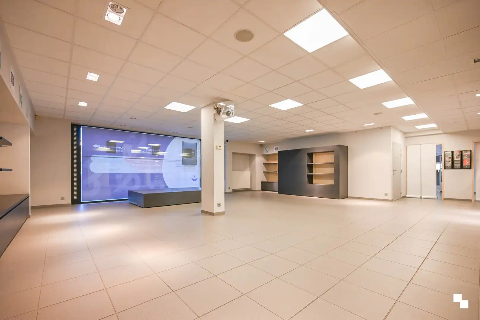Deels ingerichte handelsruimte op toplocatie te Sint-Andries foto 12