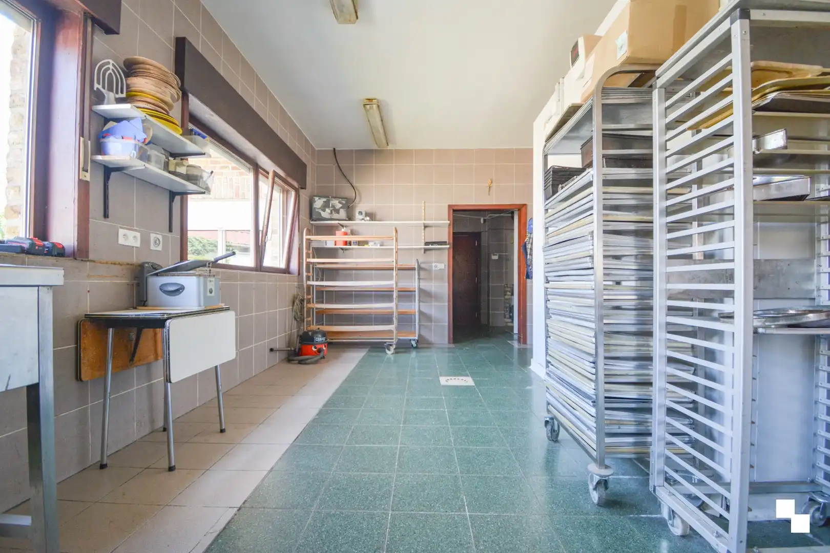 Handelswoning met winkel en atelier op commerciële ligging te Hooglede foto 10