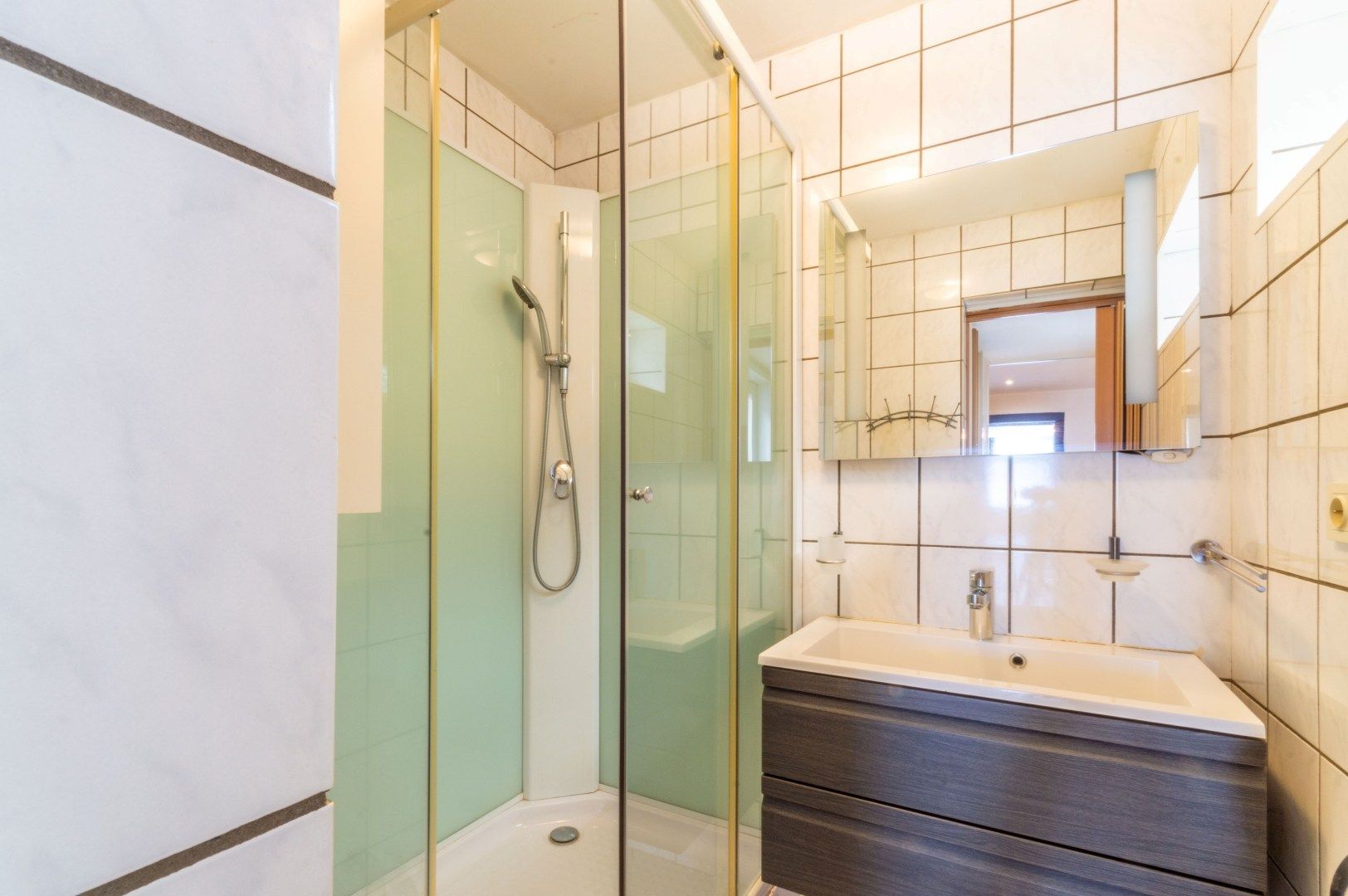 Een welgelegen, te moderniseren starterswoning met oa. 3 kamers foto 5