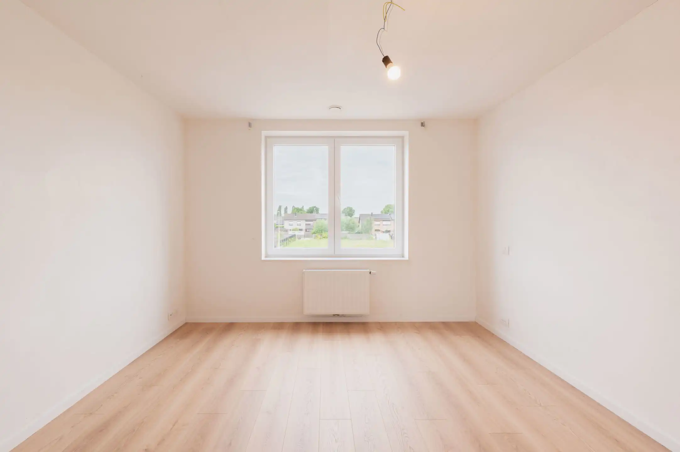 Halfopen moderne woning met zonnige tuin foto 20