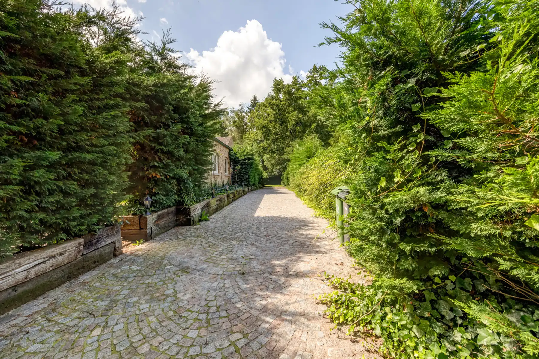 Exclusieve laagbouwvilla met binnen-en buitenzwembad foto 30