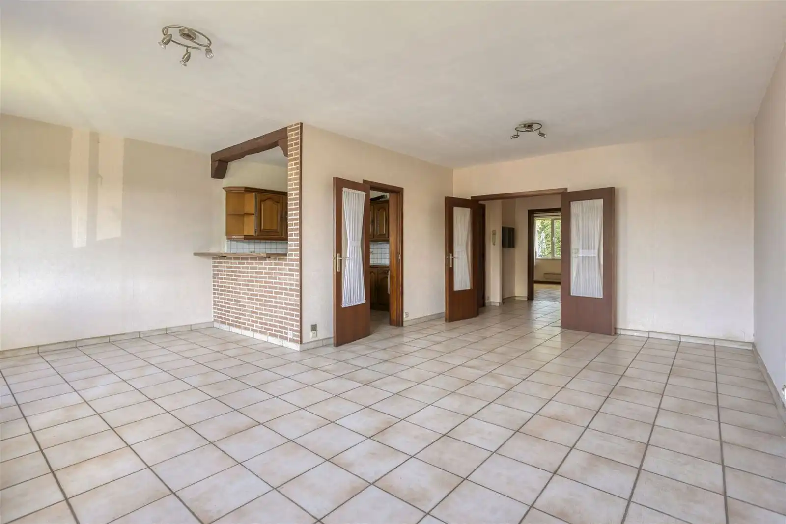 Super gelegen gelijkvloers appartement met voortuintje en garage foto 6