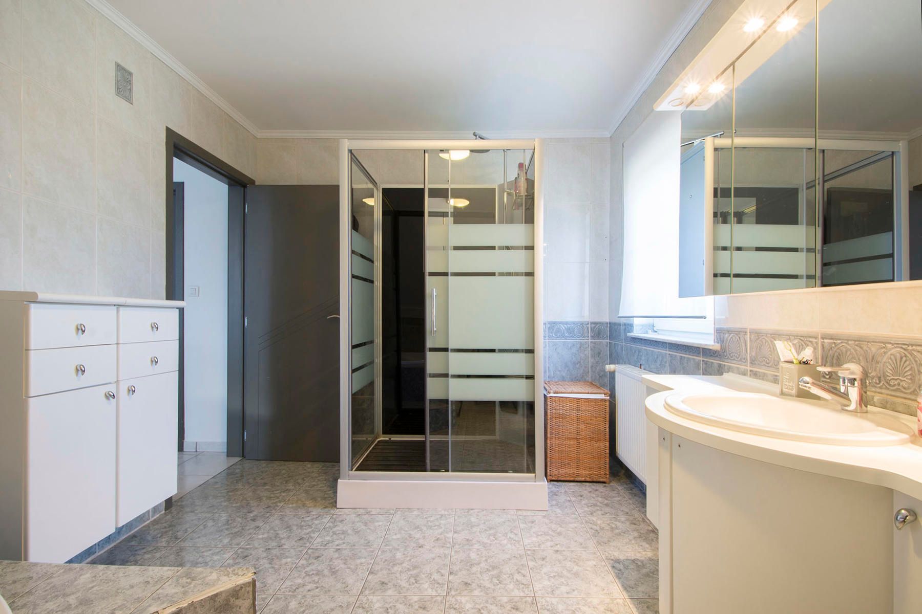 Ruime woning met 4 slaapkamers en tuin+ volledige kelder. foto 7
