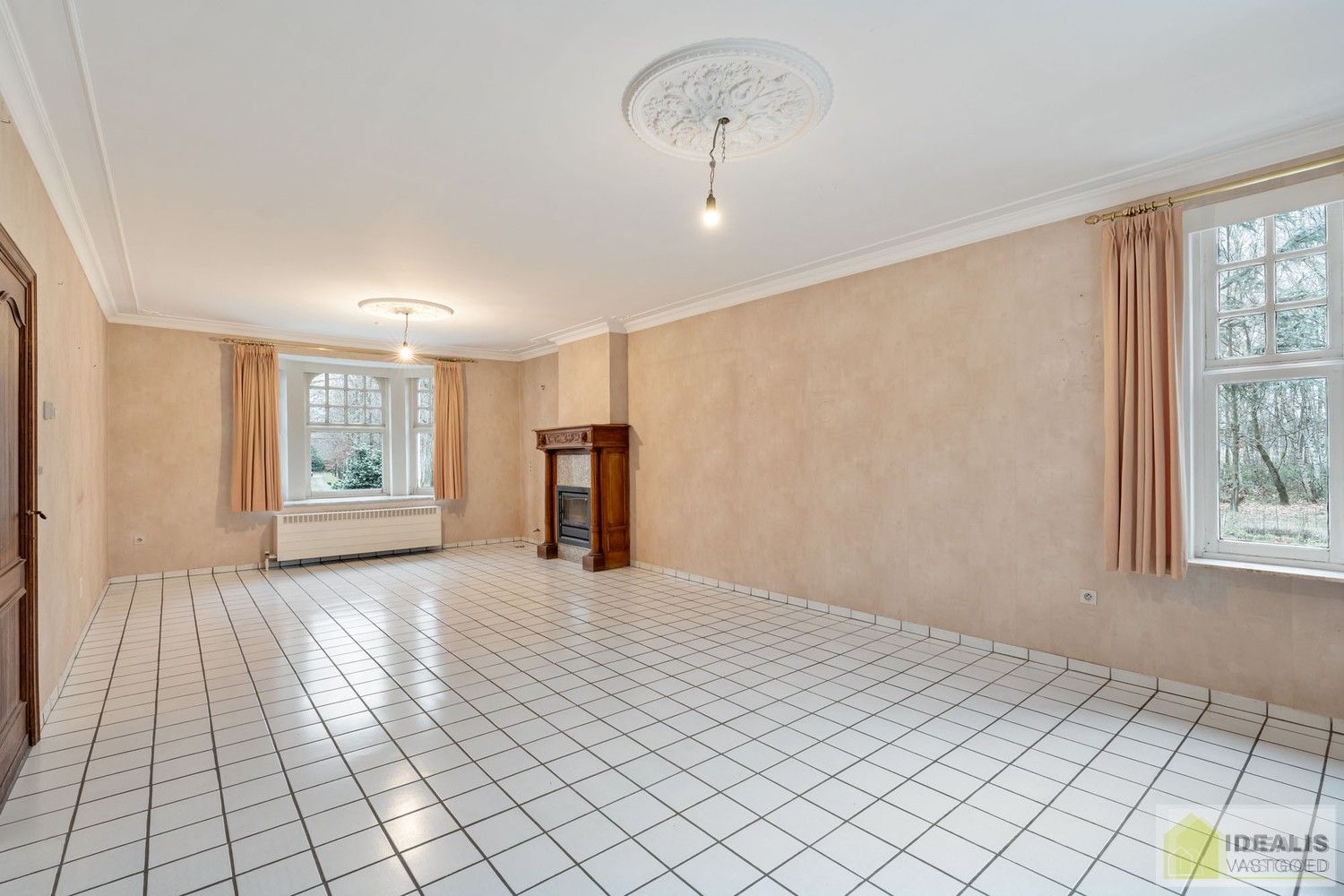 IDEALIS VASTGOED – Ruime te renoveren villa op riant perceel! De villa omvat 198m² netto bewoonbare oppervlakte met een ruime woonkamer en aansluitend uitgeruste keuken, badkamer, 2 grote en 1 kleine slaapkamer, kelder, veranda en 2 garages met sectionale poort van ca. 100m². De villa is gelegen op een prachtig perceel met een oppervlakte van ca. 1,1 hectare (11.000m²)! omgeven door bosgebied! Zeer geschikt voor kandidaten op zoek naar een unieke locatie zeer centraal gelegen, doch volledig omgeven door groen. foto 10