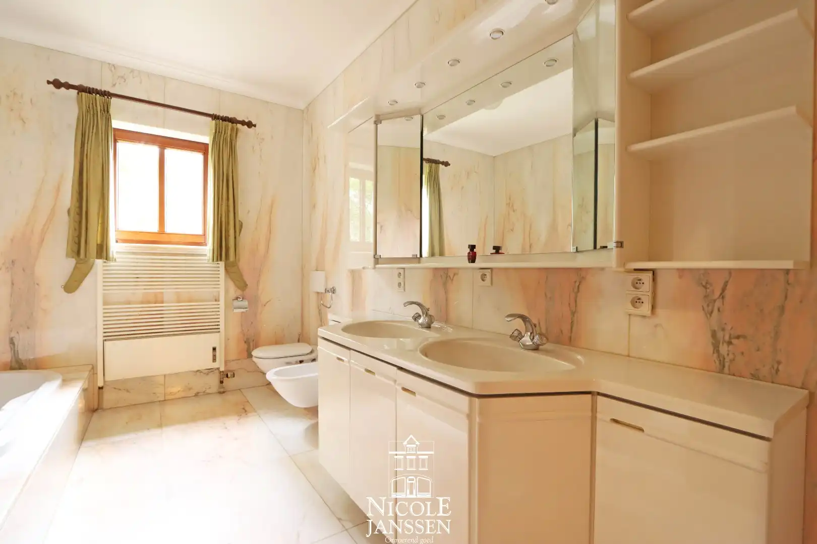 Ruim ingedeelde villa met 7 slaapkamers, dubbele garage en volledig omheinde tuin  foto 18