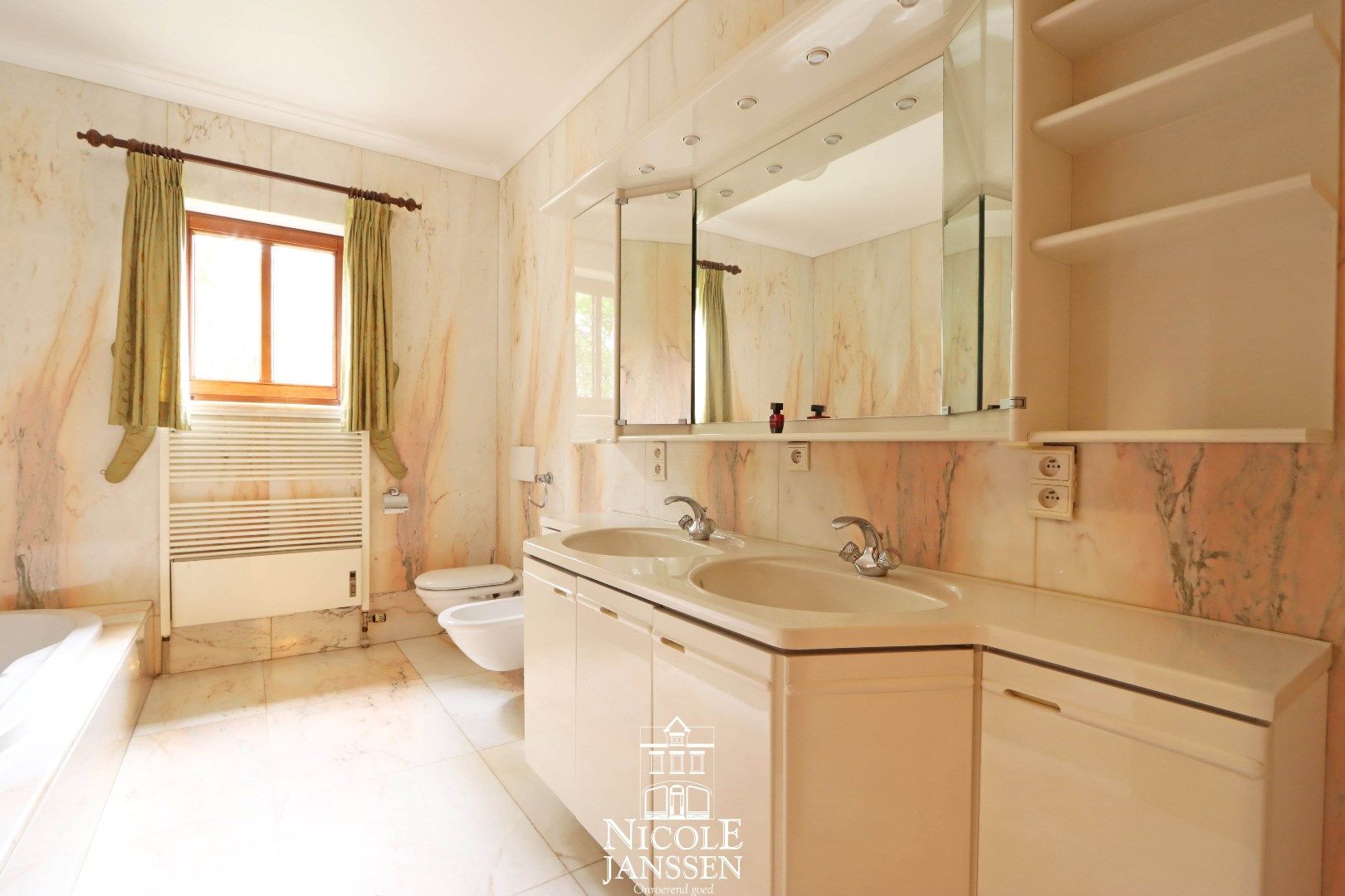 Ruim ingedeelde villa met 7 slaapkamers, dubbele garage en volledig omheinde tuin  foto 18